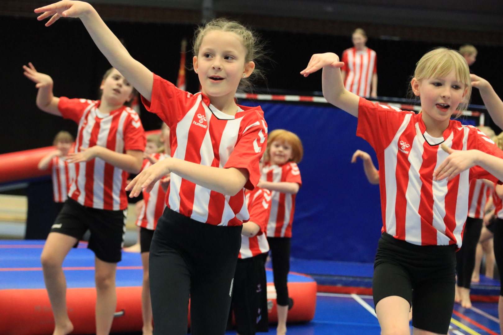 Salto Kids charmerer ved Helleopvisning