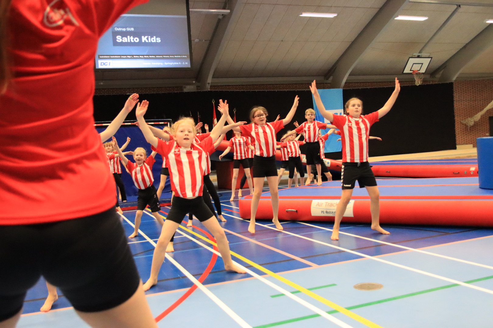 Salto Kids charmerer ved Helleopvisning