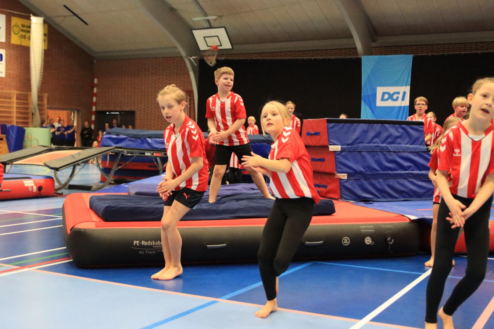 Salto Kids charmerer ved Helleopvisning