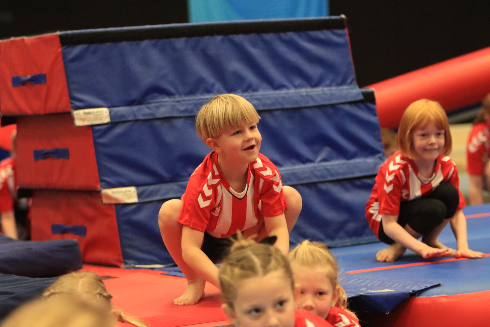 Salto Kids charmerer ved Helleopvisning