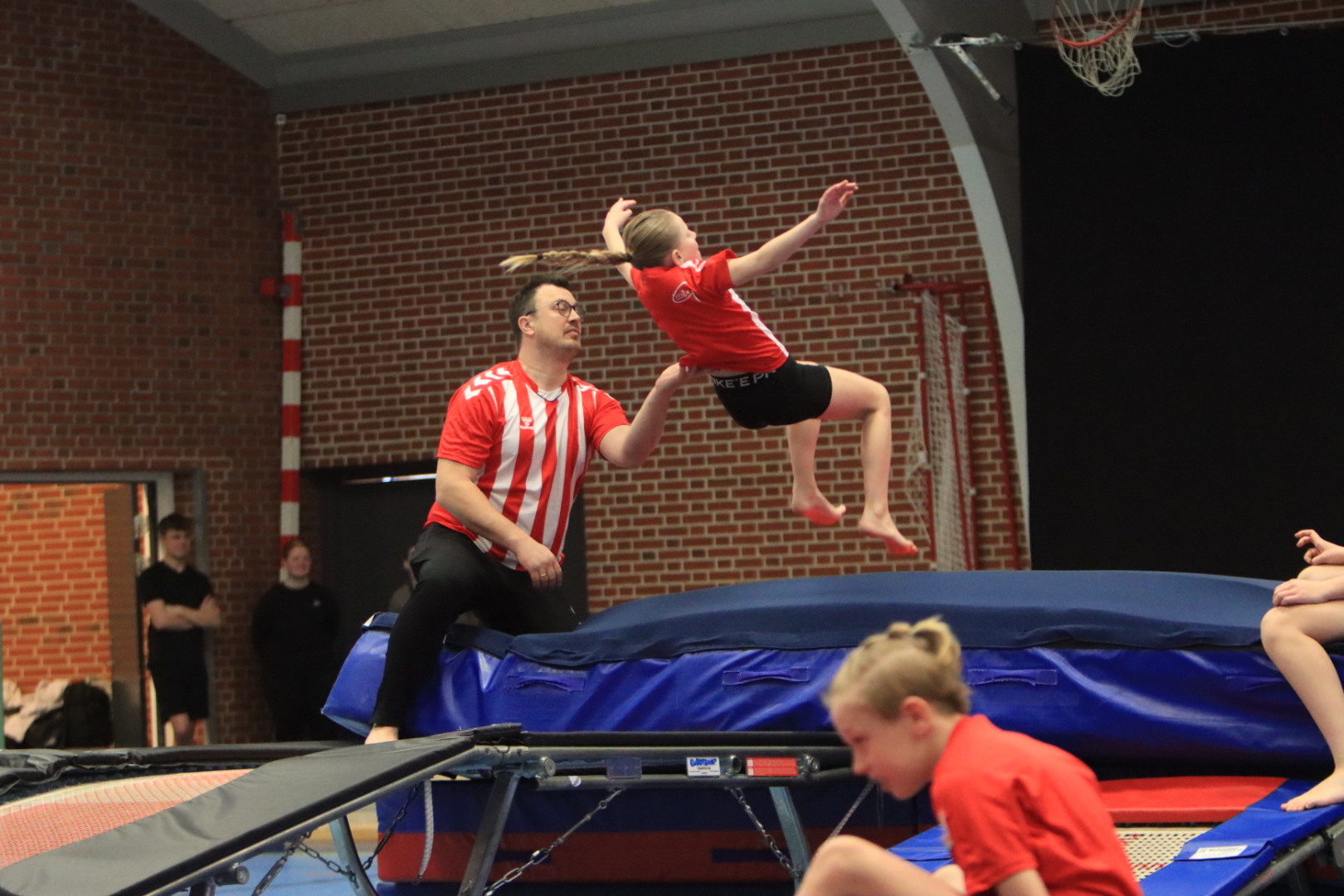 Salto Kids charmerer ved Helleopvisning