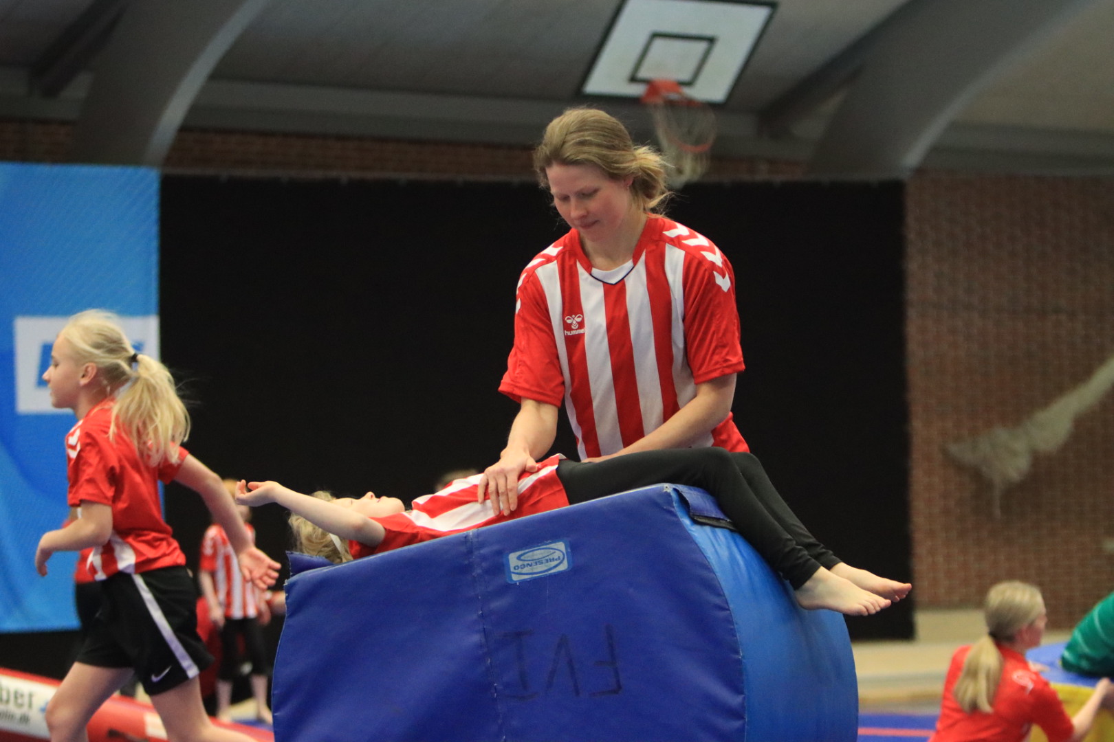 Salto Kids charmerer ved Helleopvisning