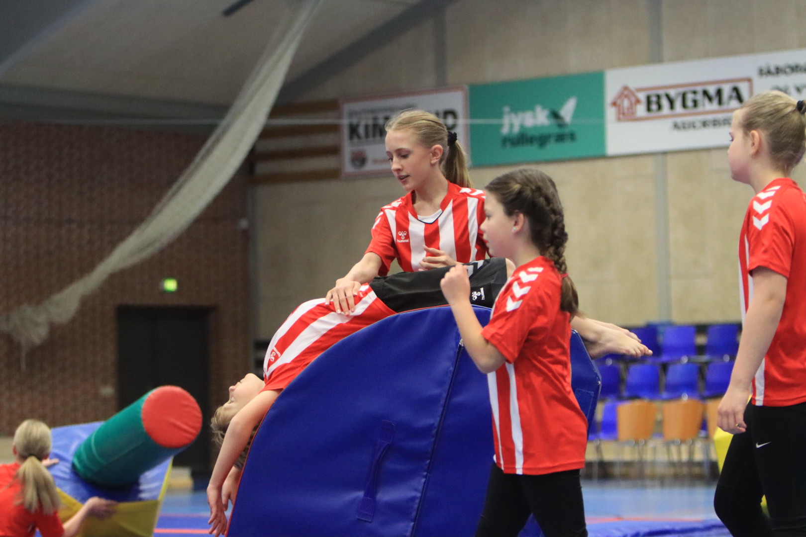 Salto Kids charmerer ved Helleopvisning