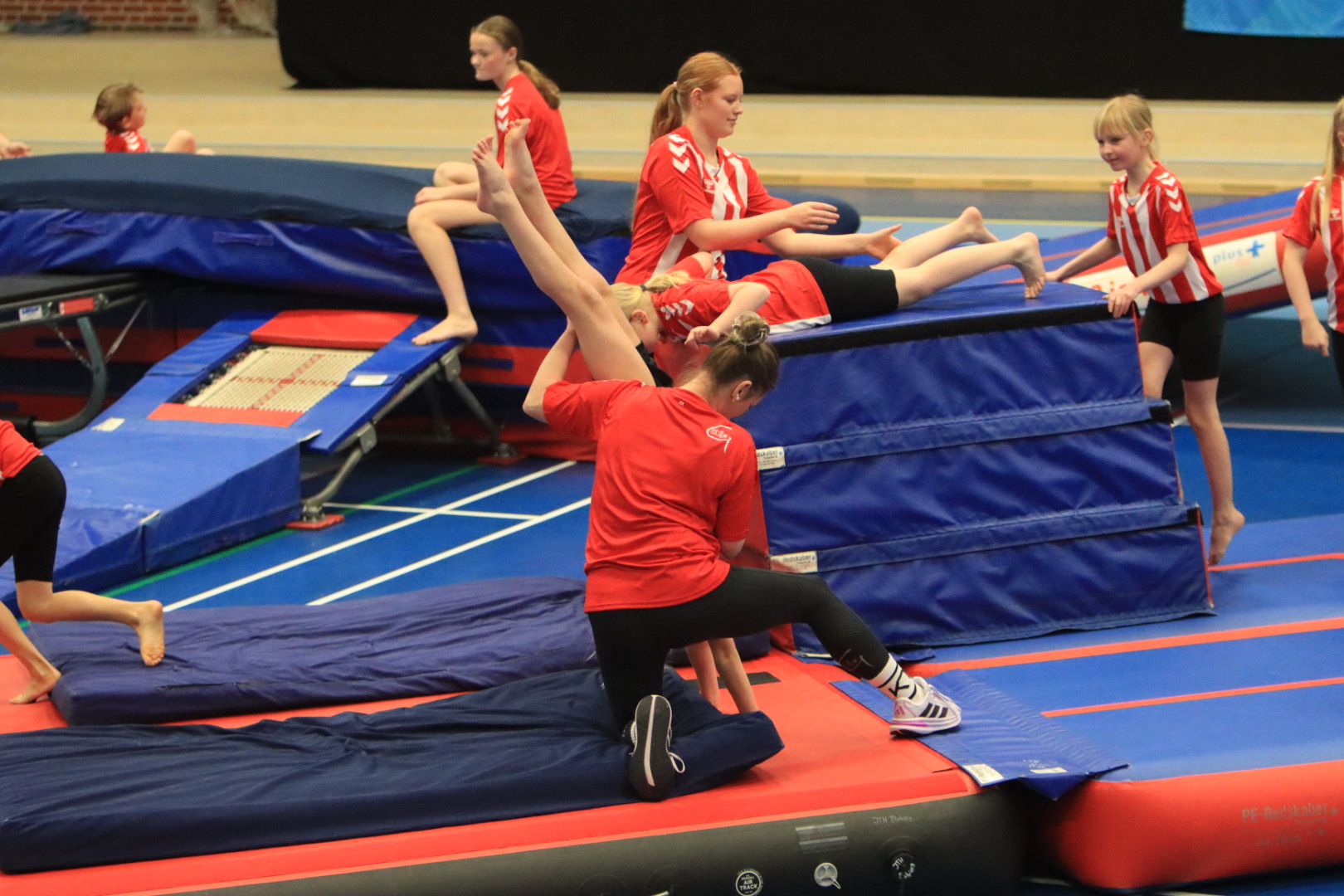 Salto Kids charmerer ved Helleopvisning