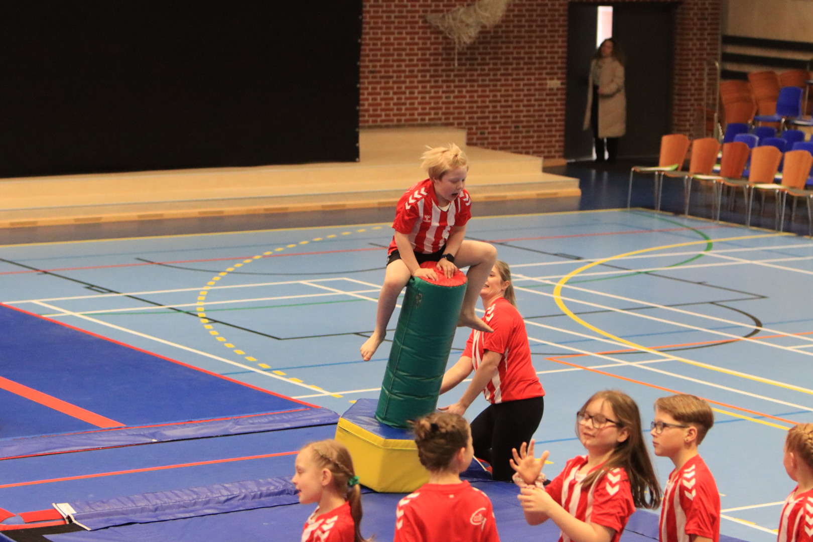 Salto Kids charmerer ved Helleopvisning