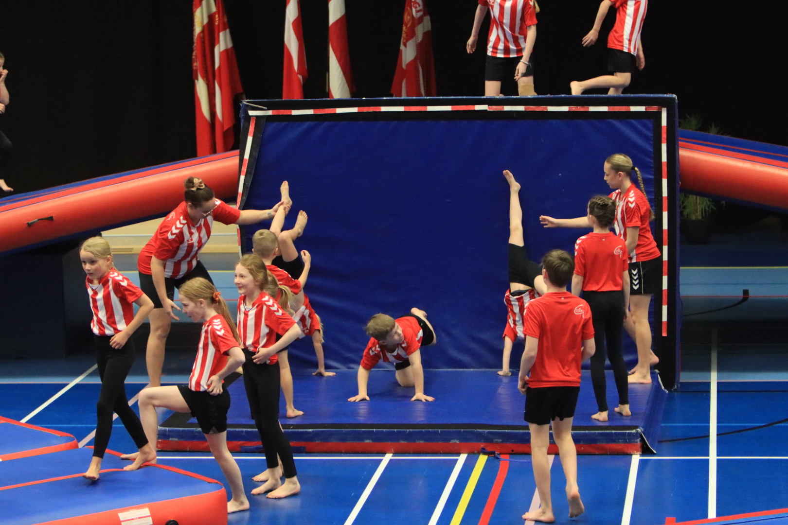 Salto Kids charmerer ved Helleopvisning