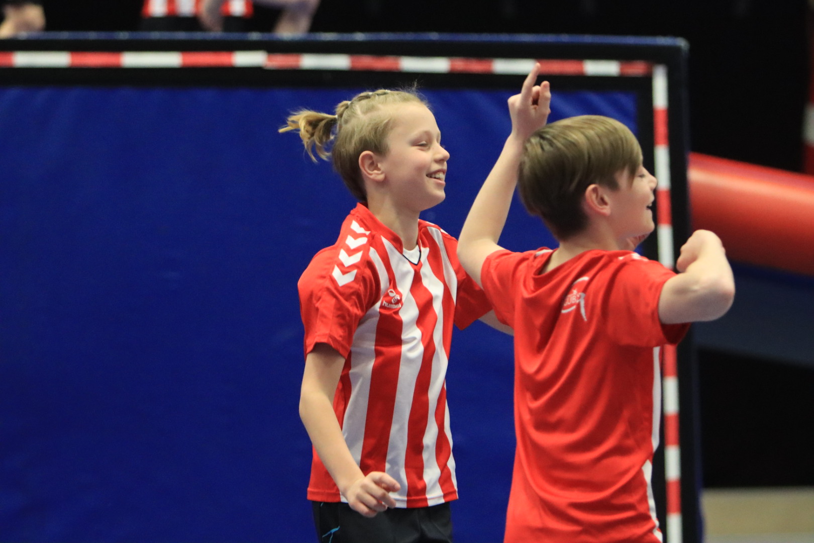 Salto Kids charmerer ved Helleopvisning