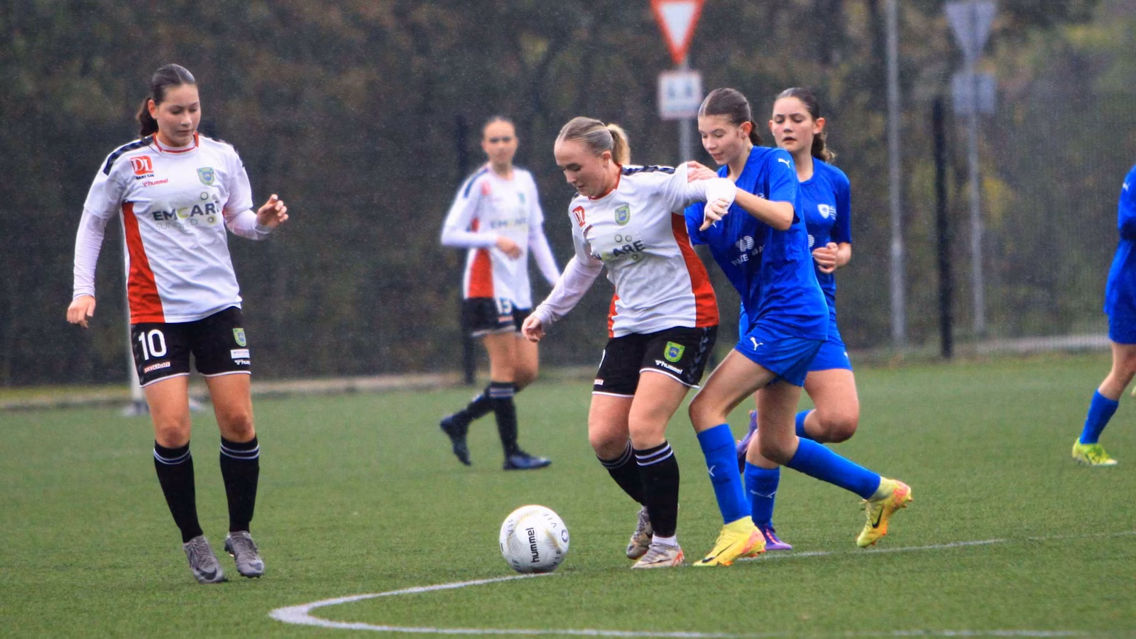 Varde IF U-16 Piger tabte hjemmekampe i regn