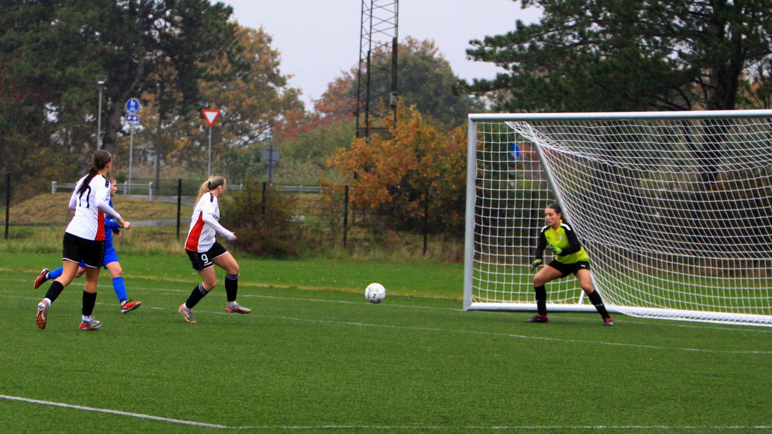 Varde IF U-16 Piger tabte hjemmekampe i regn