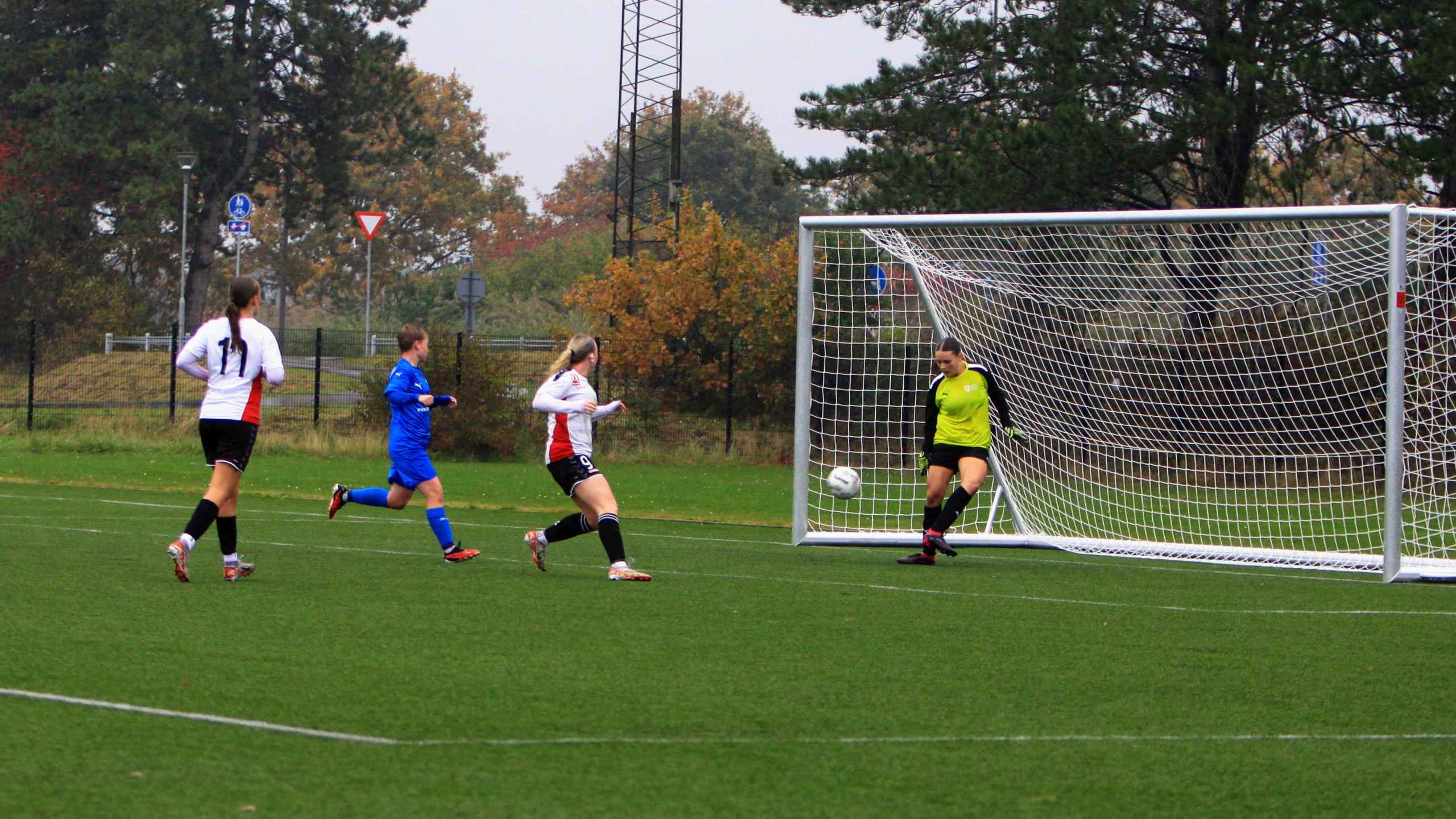 Varde IF U-16 Piger tabte hjemmekampe i regn