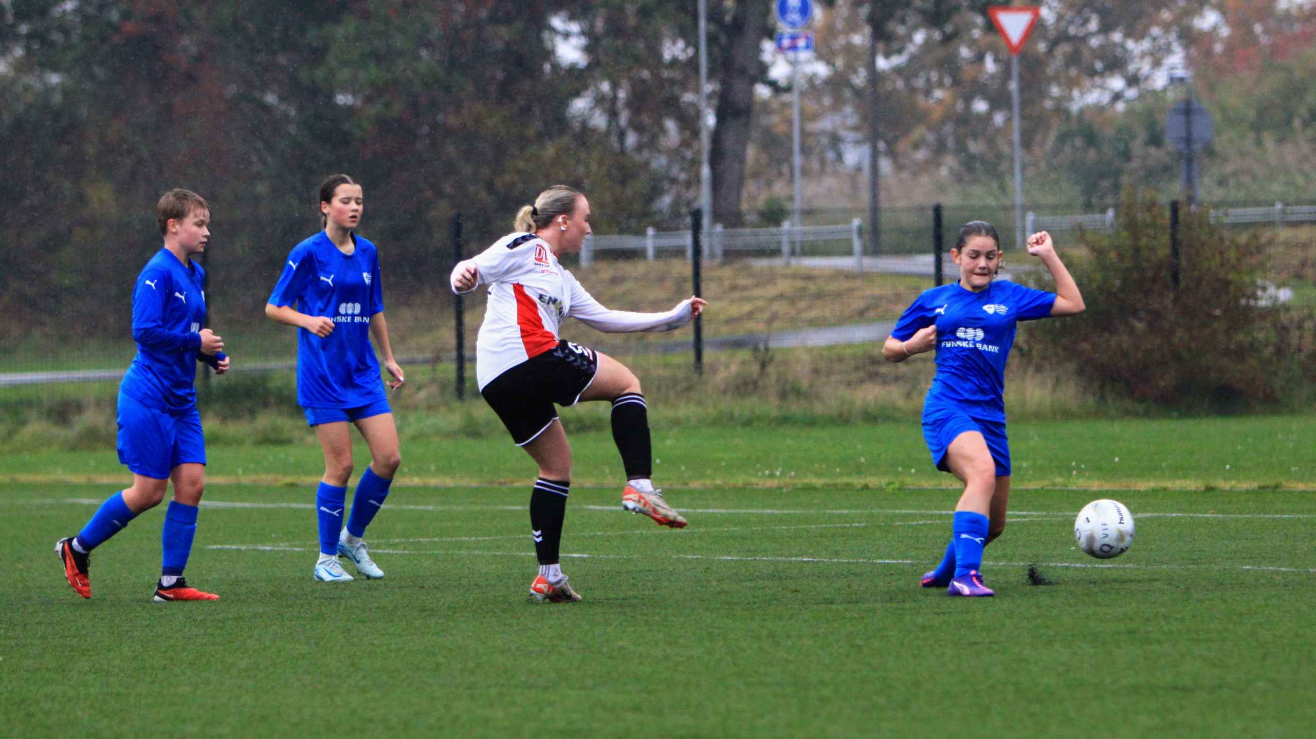 Varde IF U-16 Piger tabte hjemmekampe i regn