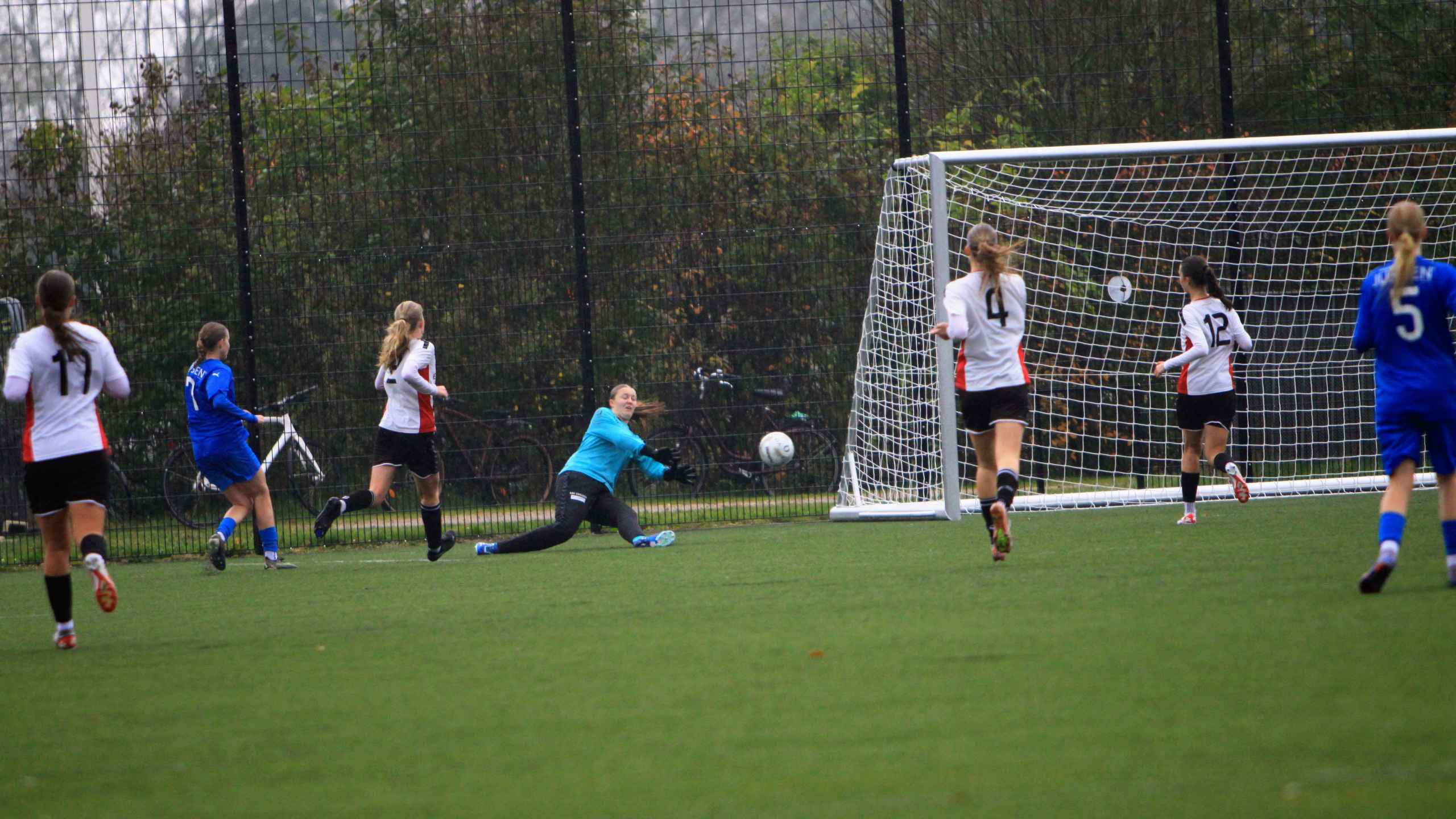 Varde IF U-16 Piger tabte hjemmekampe i regn