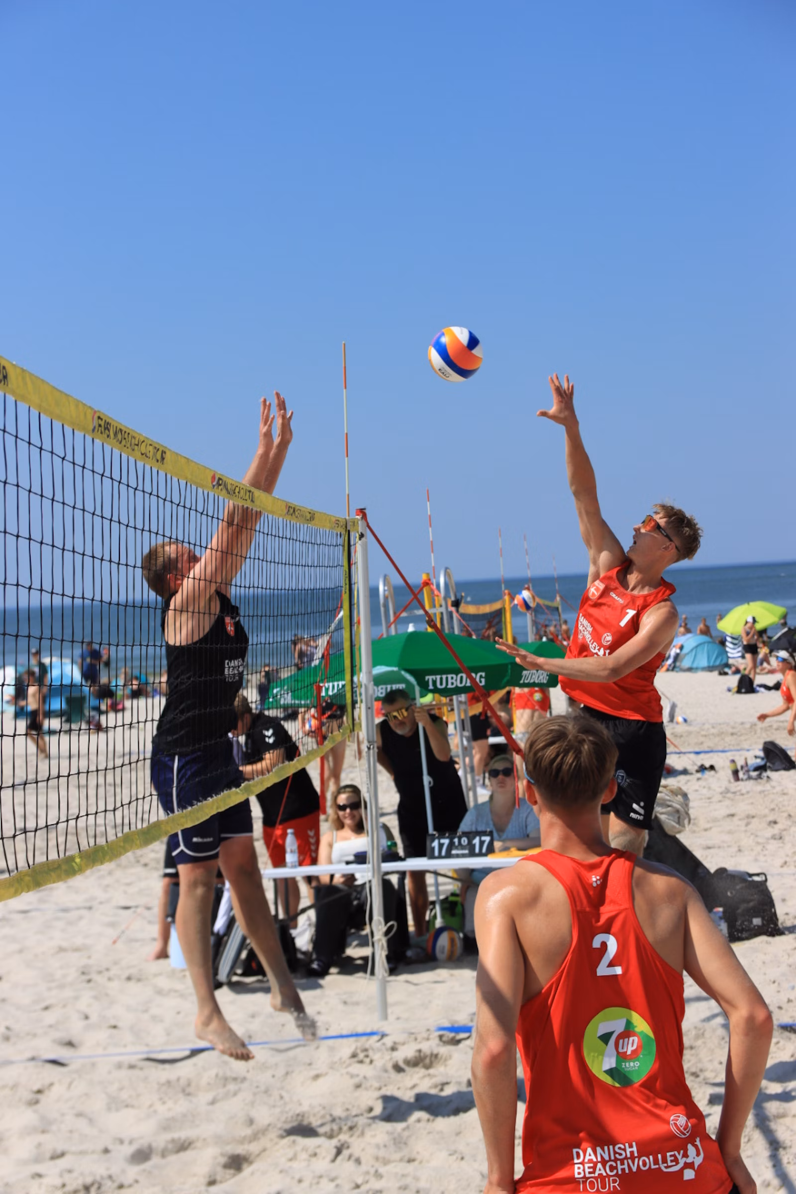 Semifinaler i Beachvolley skudt igang ved Henne Strand