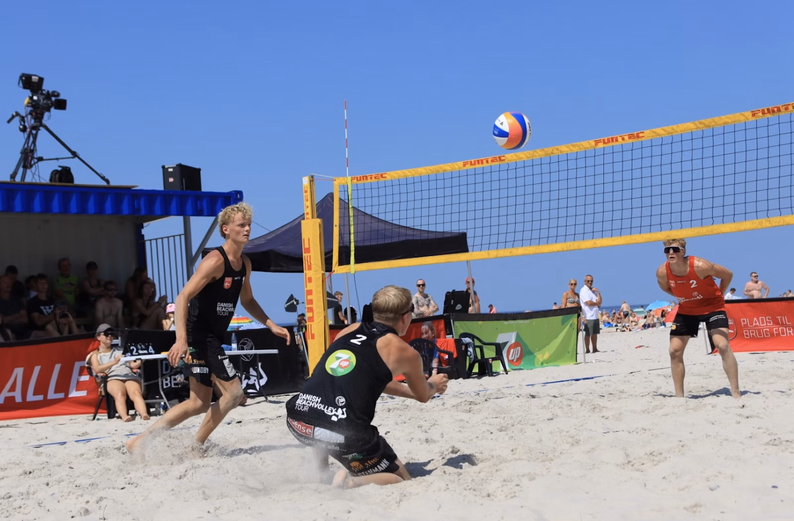 Semifinaler i Beachvolley skudt igang ved Henne Strand