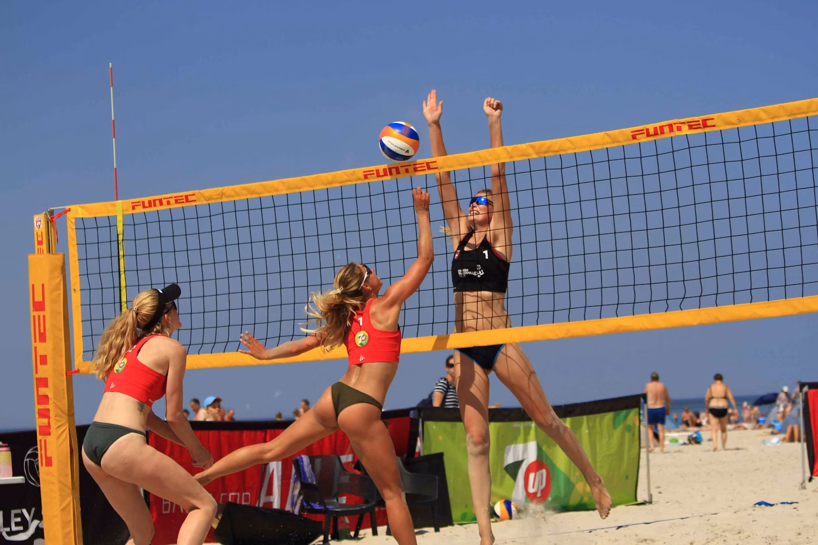 Semifinaler i Beachvolley skudt igang ved Henne Strand