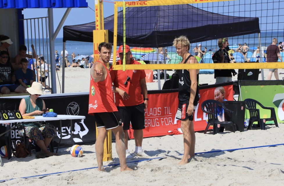 Semifinaler i Beachvolley skudt igang ved Henne Strand