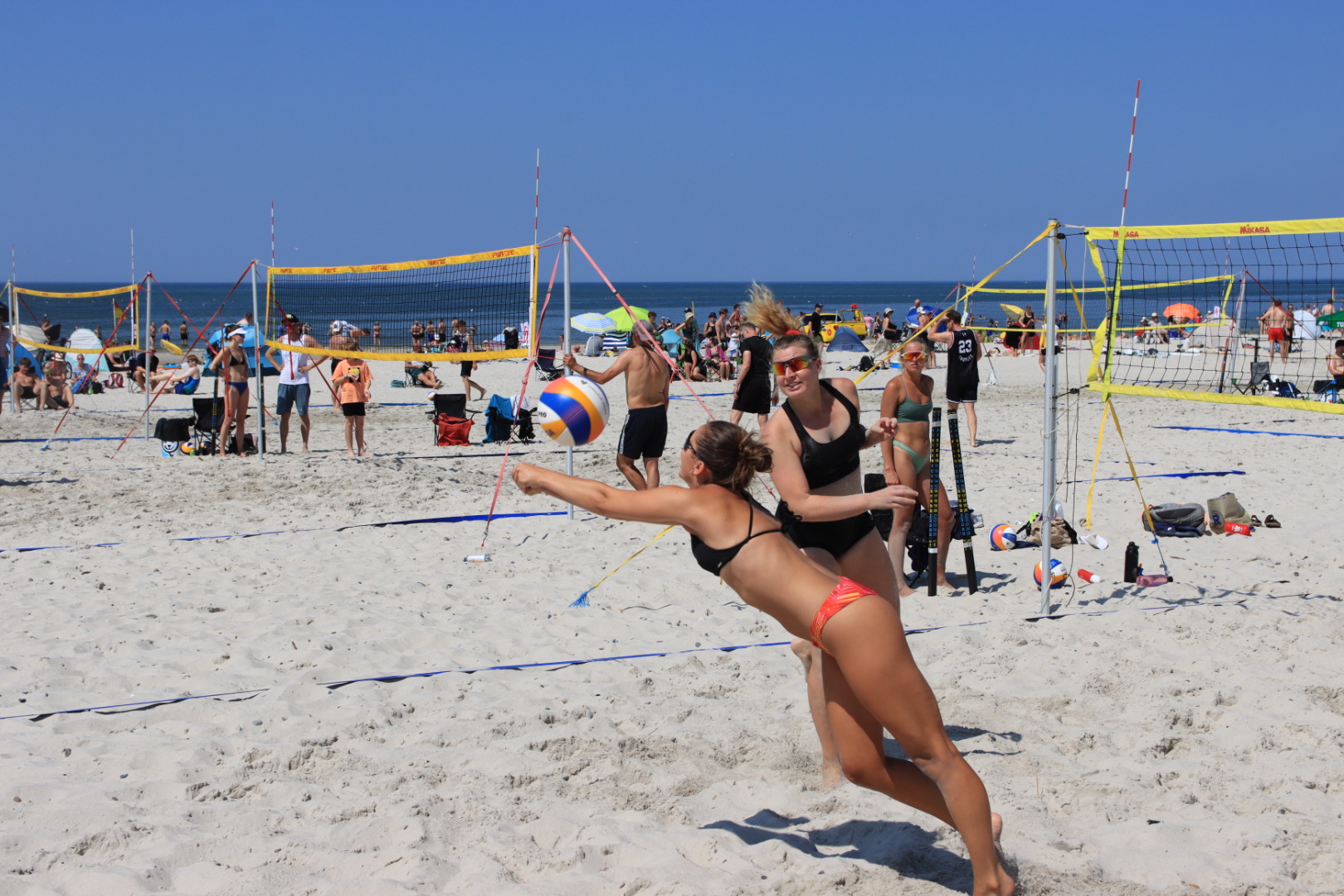Semifinaler i Beachvolley skudt igang ved Henne Strand