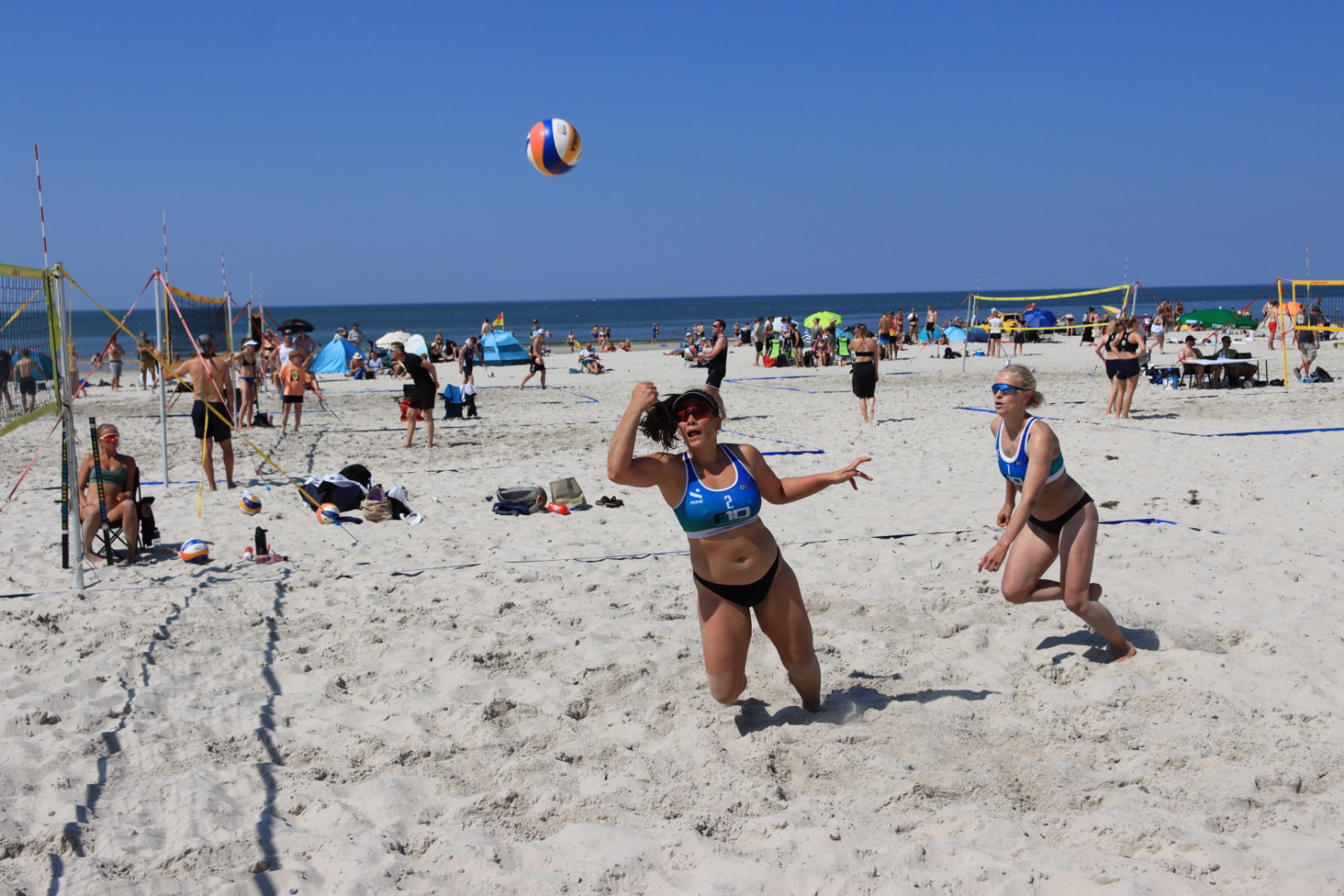 Semifinaler i Beachvolley skudt igang ved Henne Strand