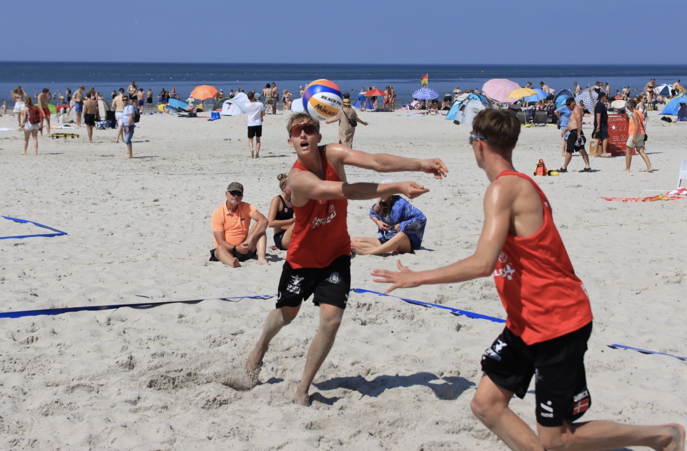 Semifinaler i Beachvolley skudt igang ved Henne Strand