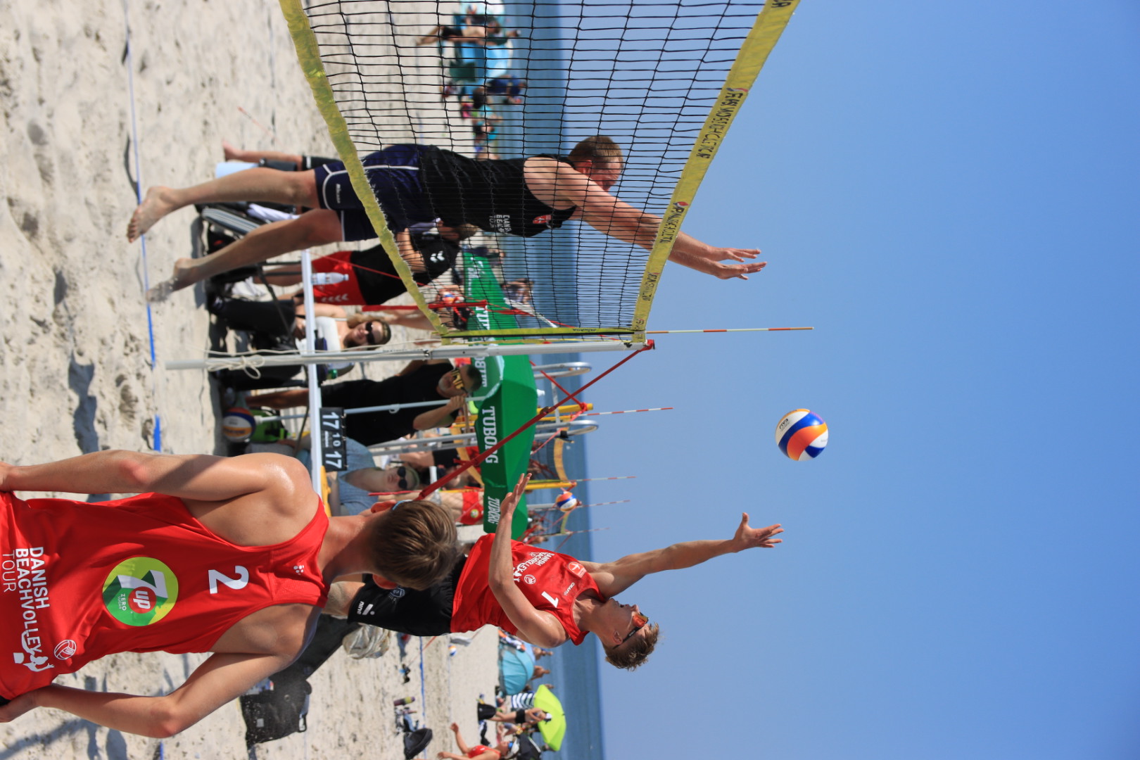 Semifinaler i Beachvolley skudt igang ved Henne Strand