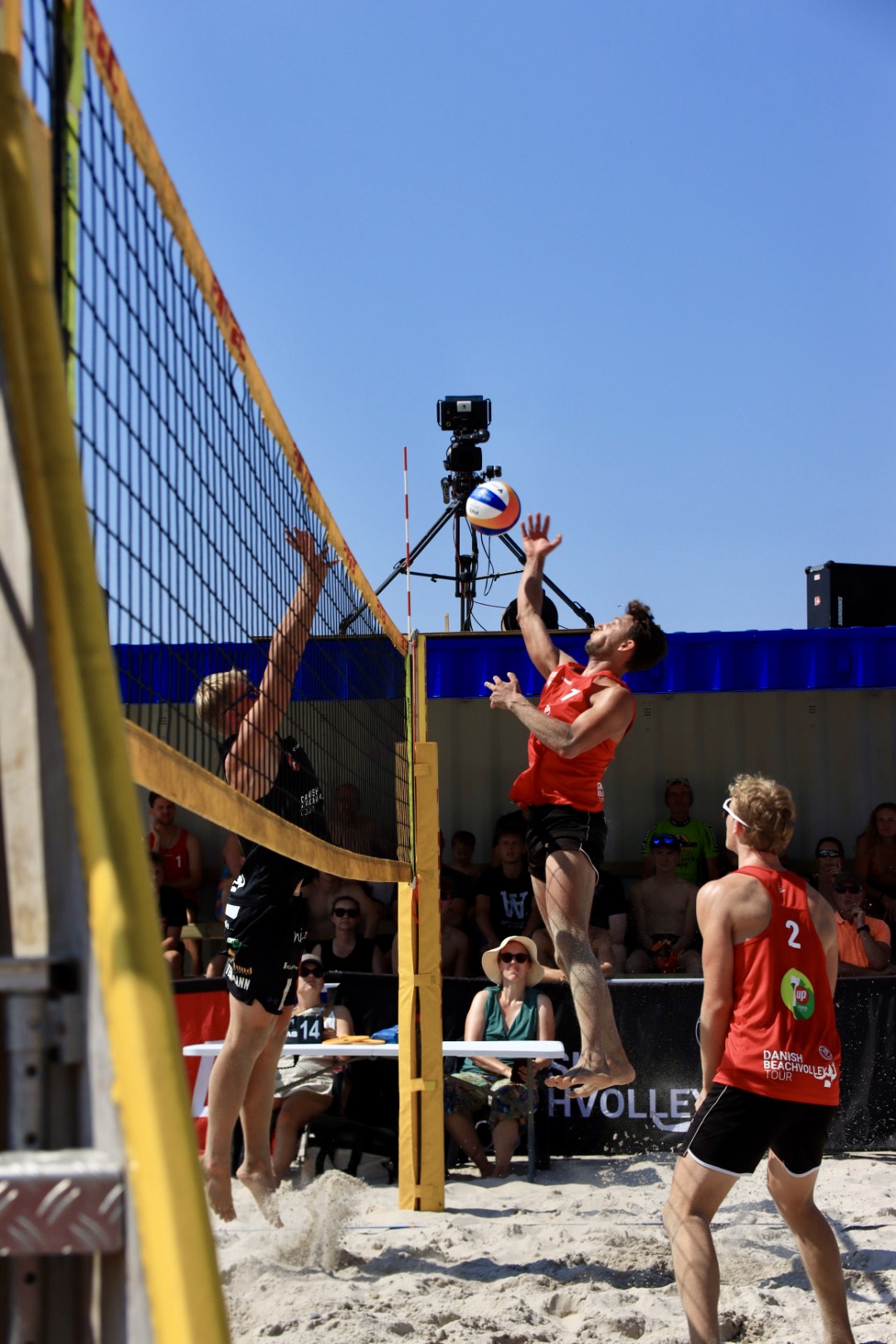 Semifinaler i Beachvolley skudt igang ved Henne Strand