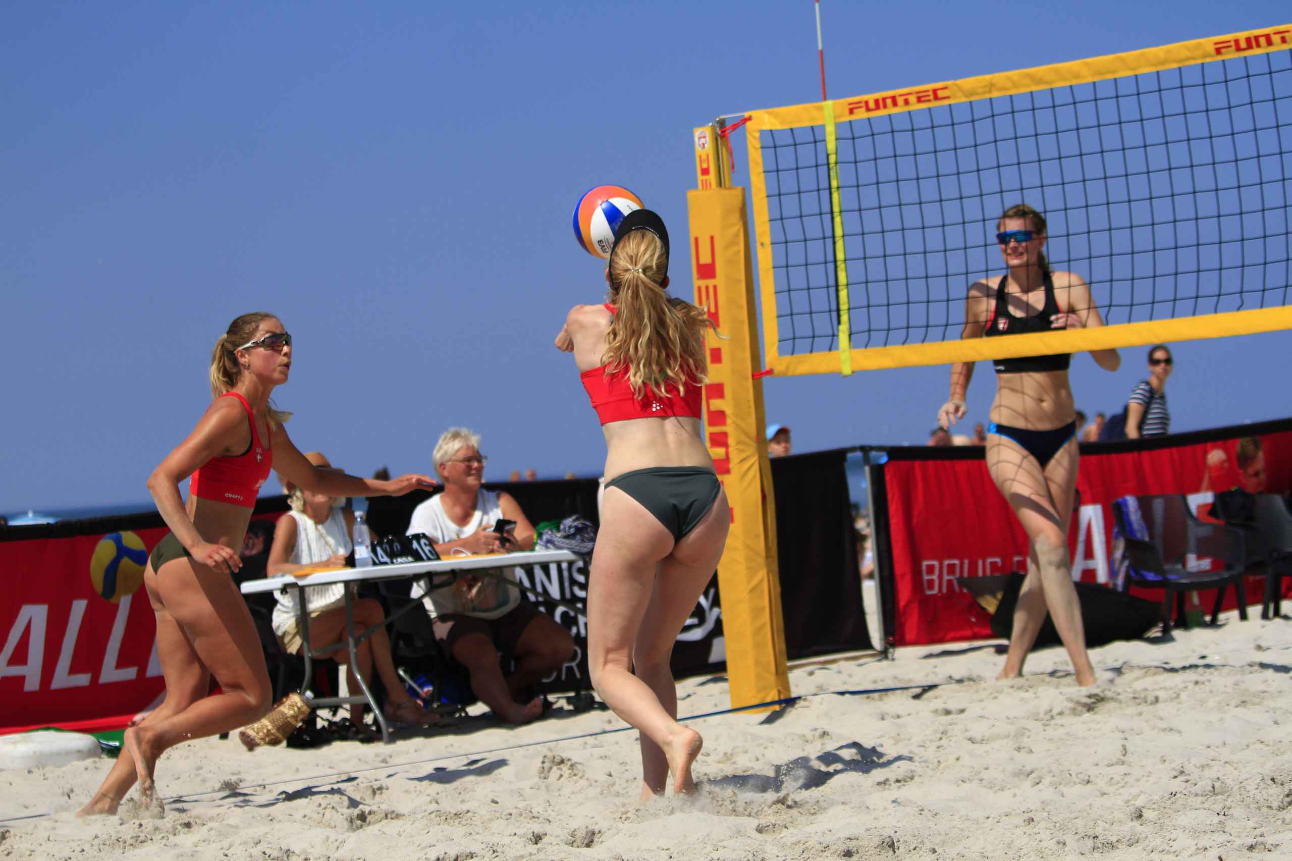 Semifinaler i Beachvolley skudt igang ved Henne Strand