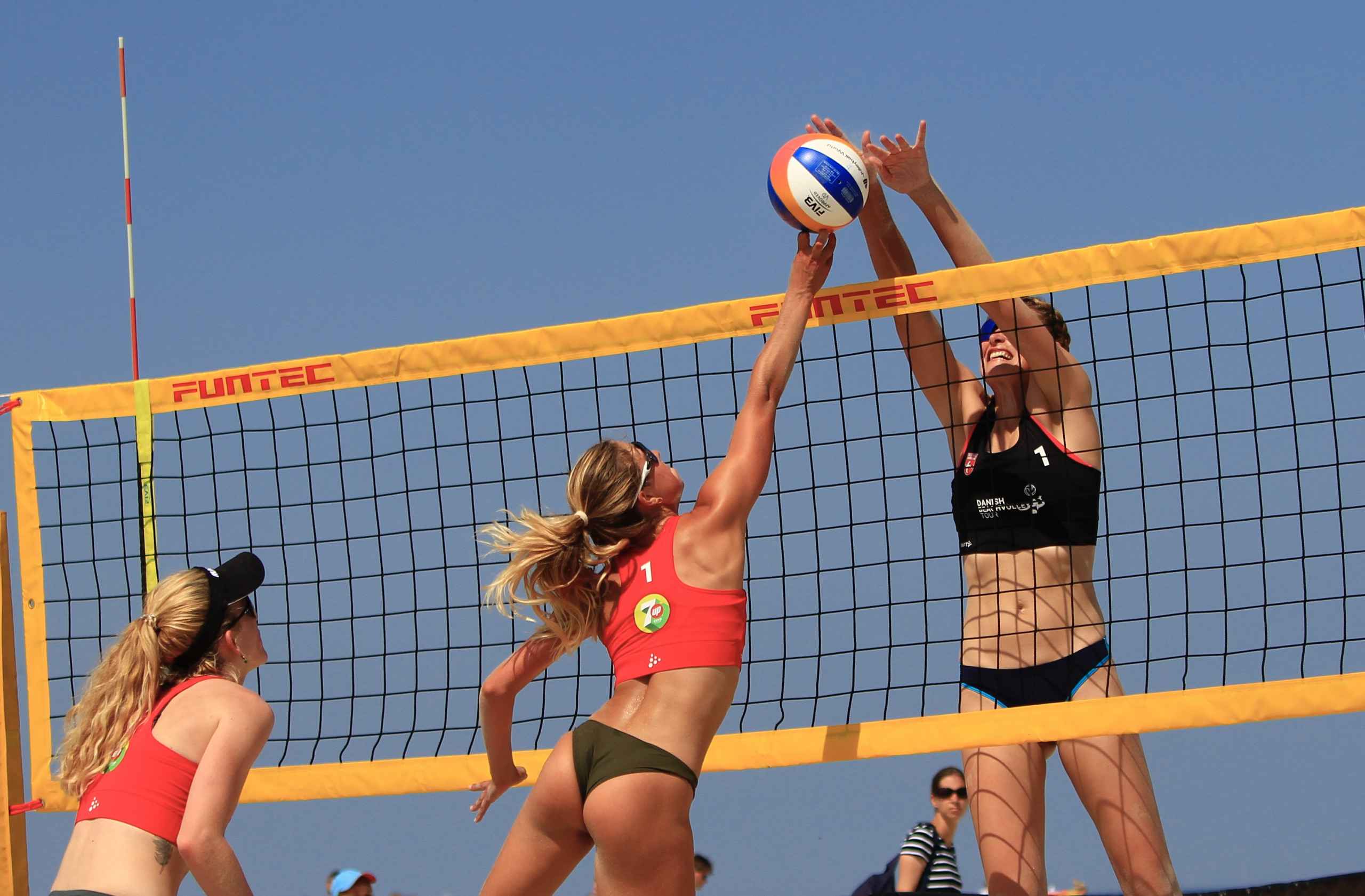 Semifinaler i Beachvolley skudt igang ved Henne Strand