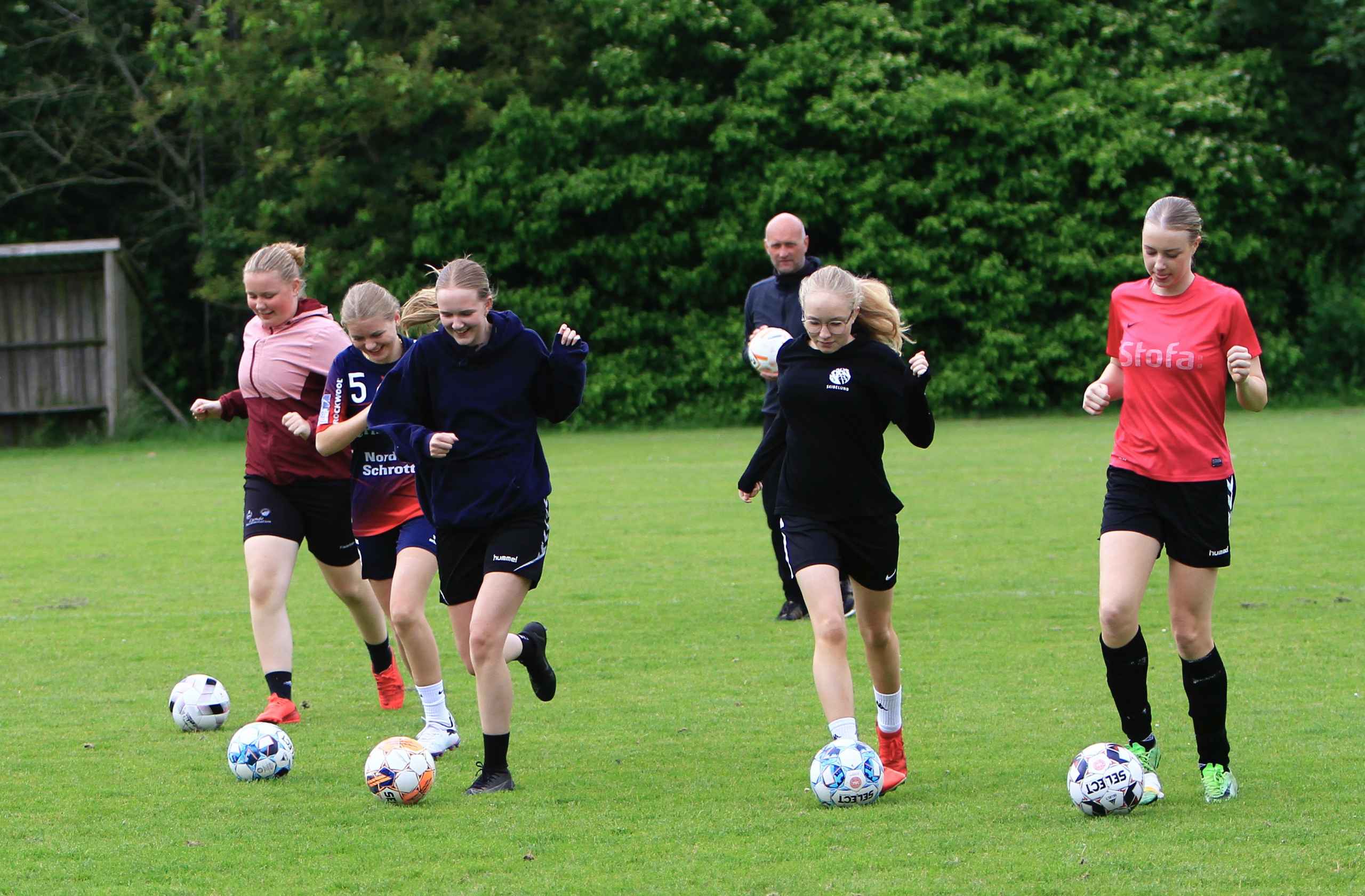 Blåbjerg U-15 pigerne stormer frem