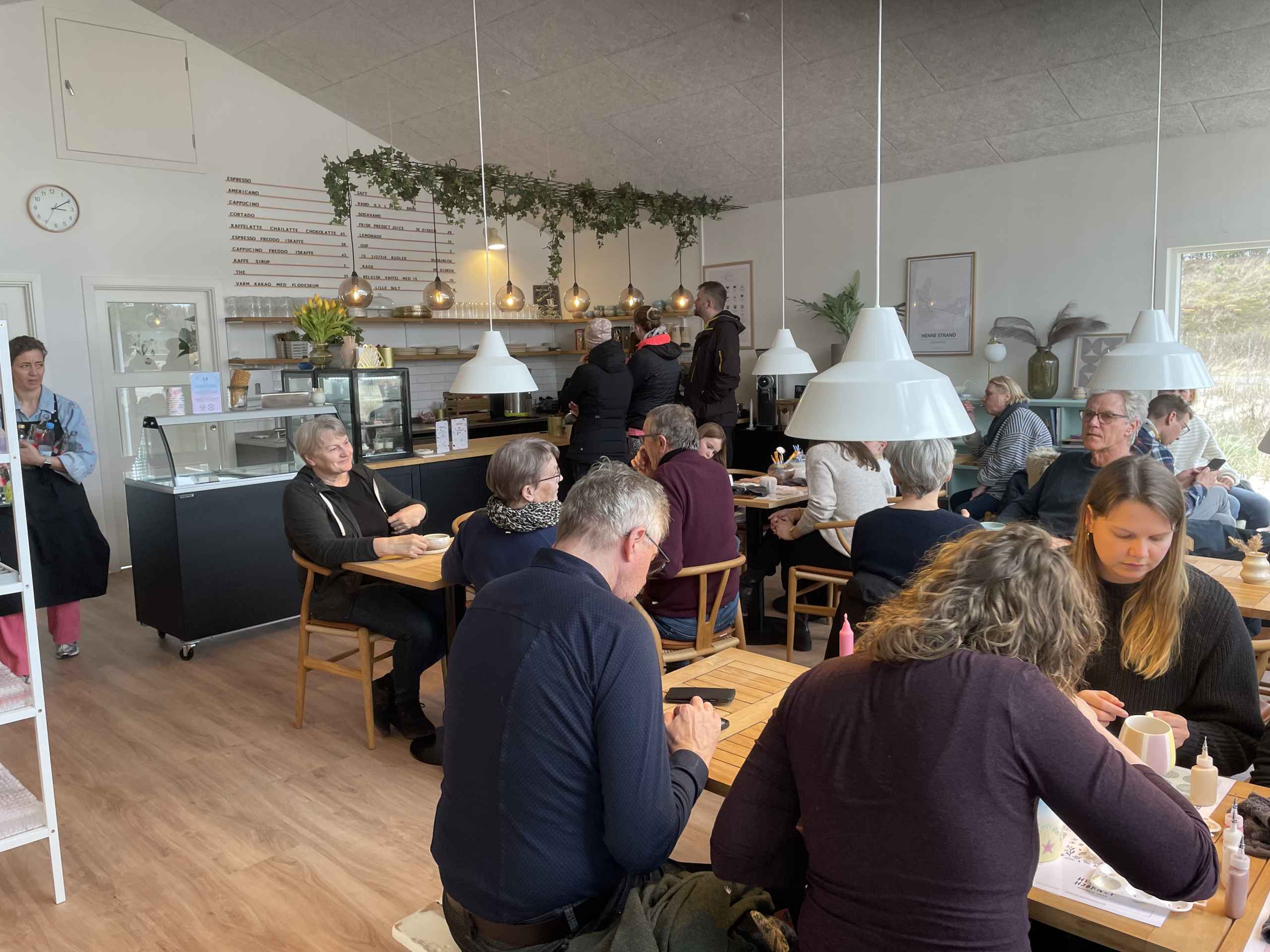 Cafen HENNE OM HJØRNET åbnet