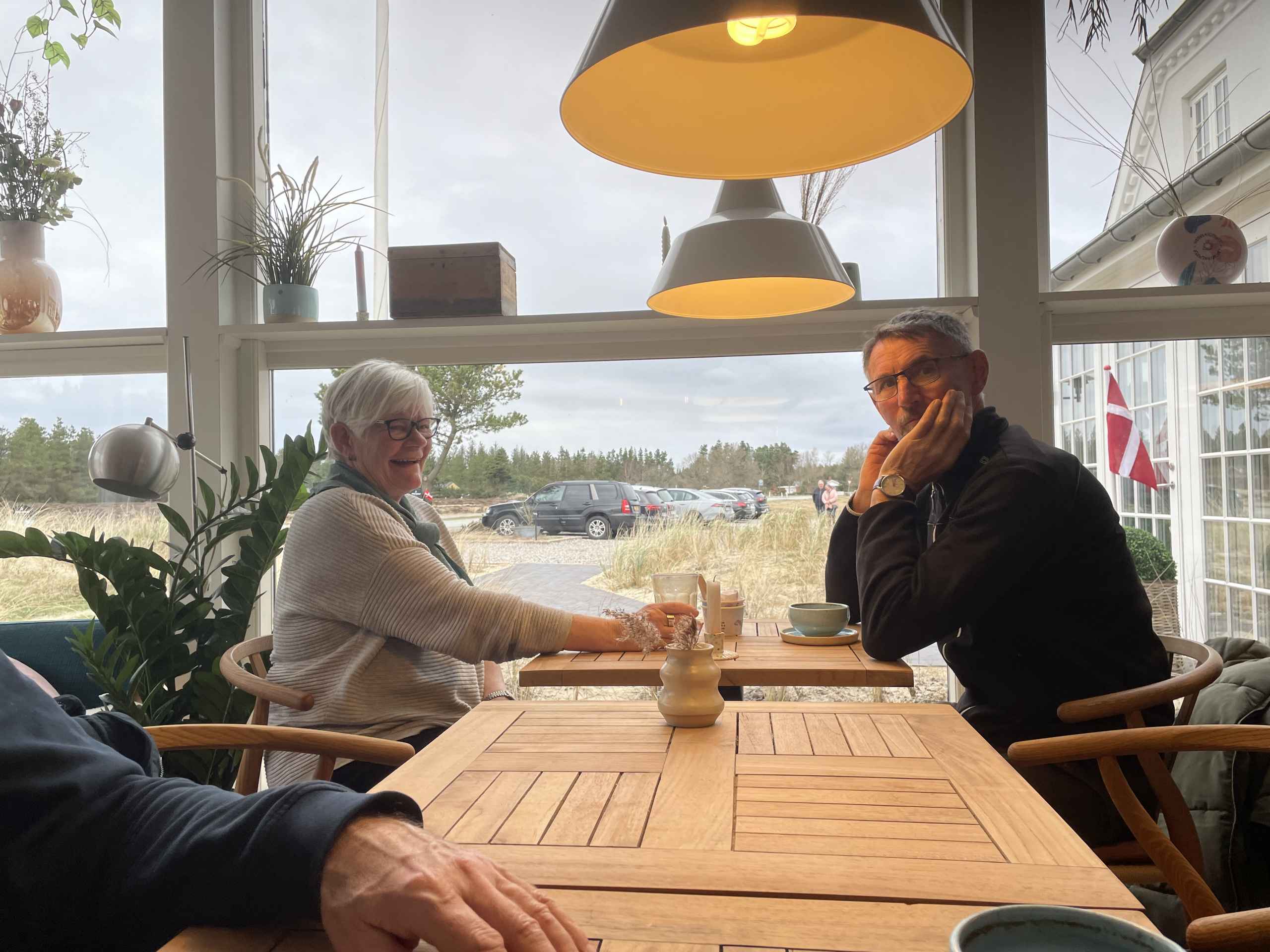 Cafen HENNE OM HJØRNET åbnet