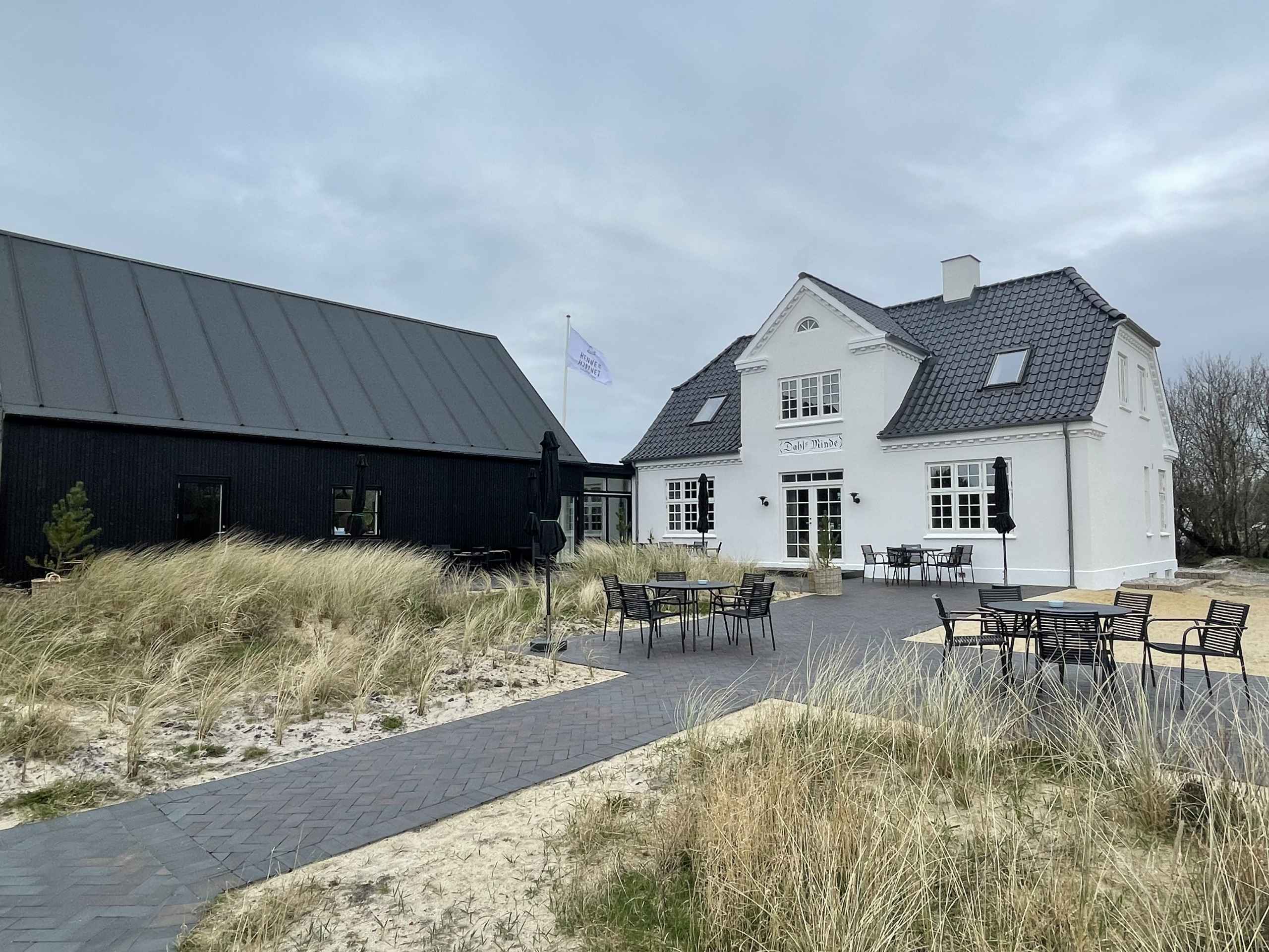 Cafen HENNE OM HJØRNET åbnet