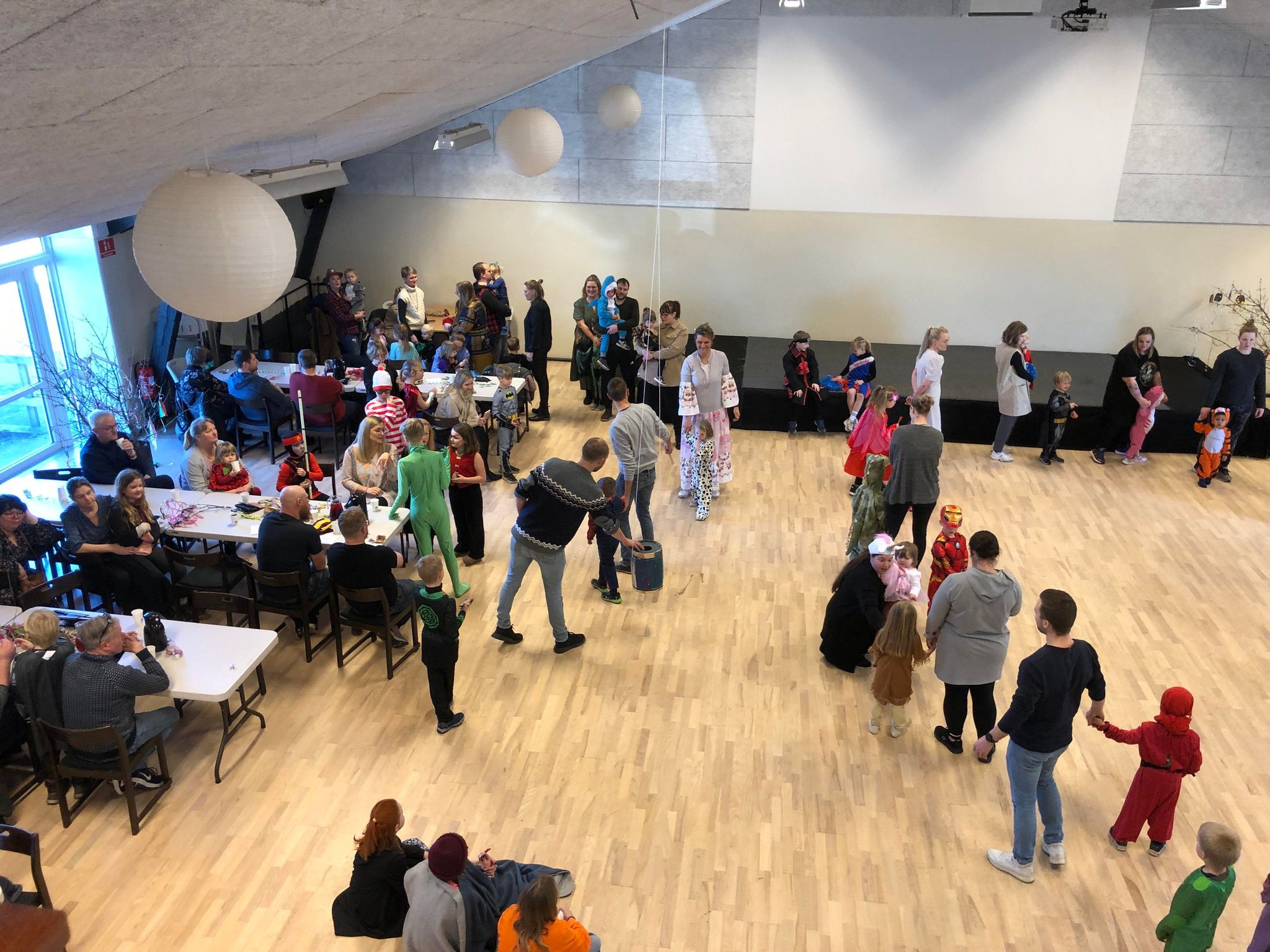 Stor fastelavnsfest i Skovlund kulturhus.
