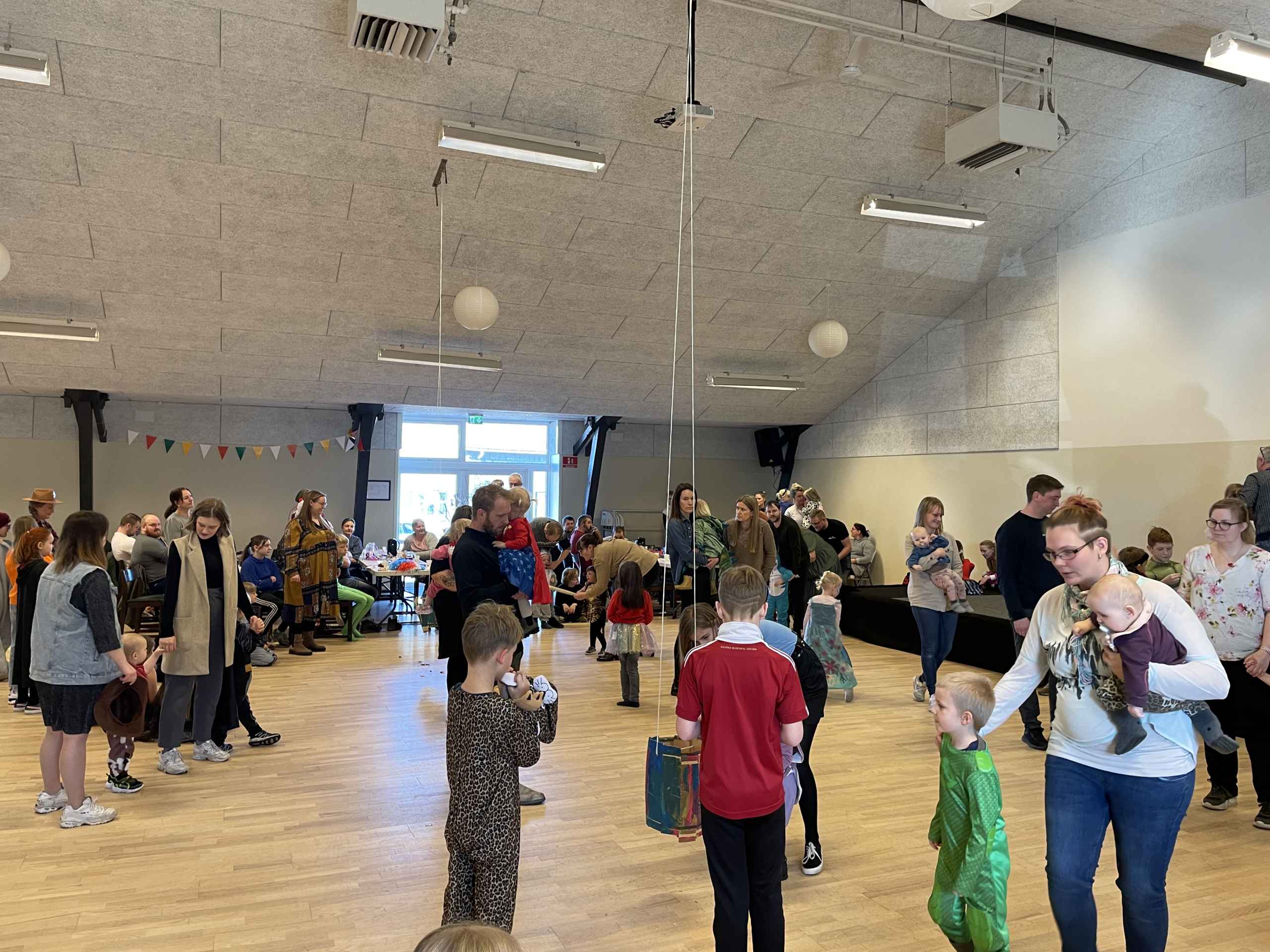 Stor fastelavnsfest i Skovlund kulturhus.