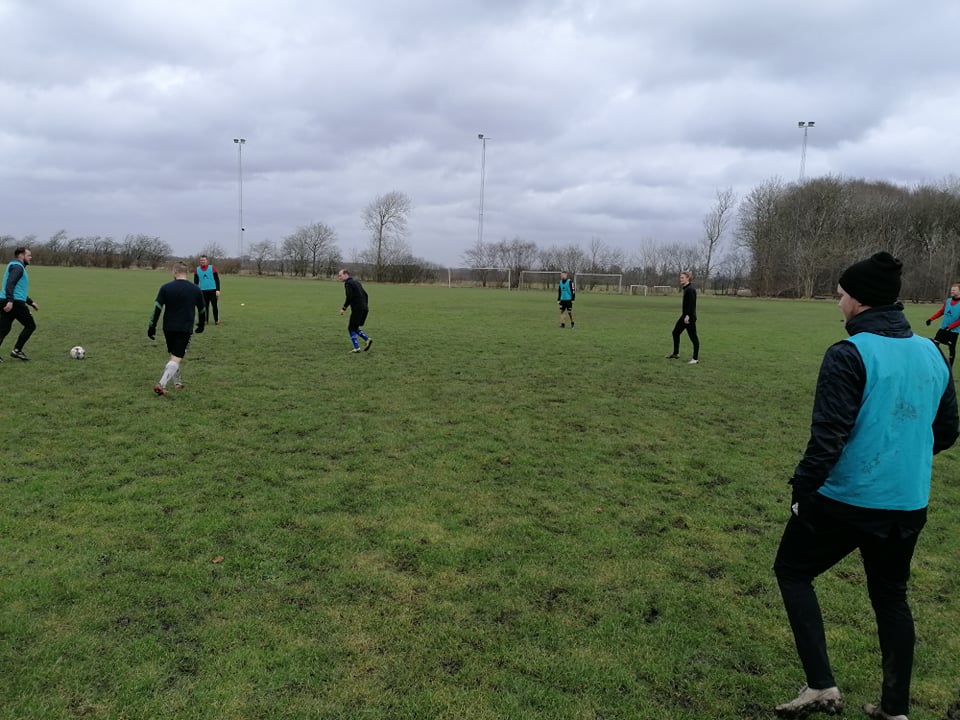Fodbolden ruller igen