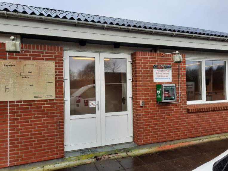 Hjertestarter ved Hallen flyttet