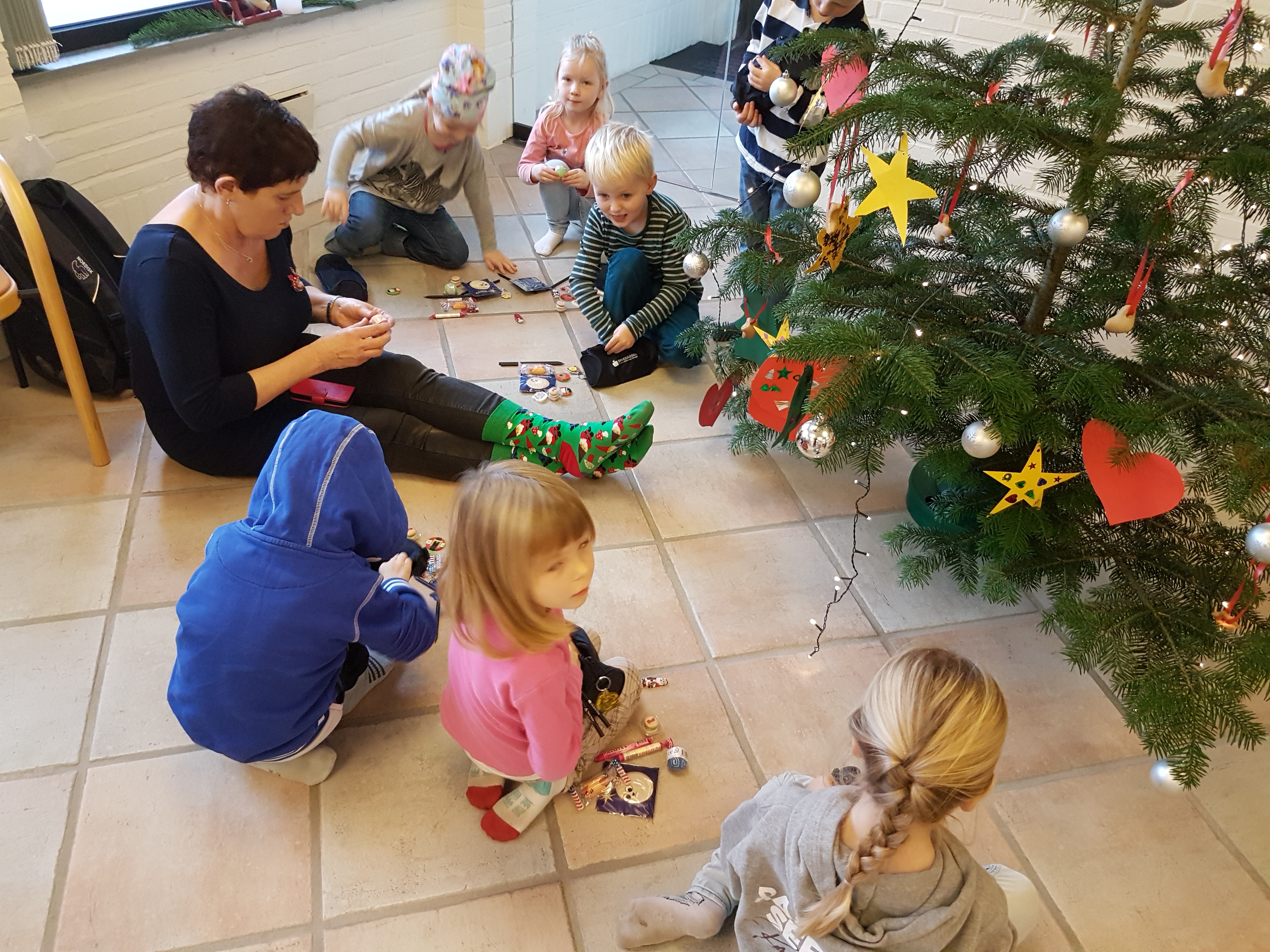 Børnehavebørn pynter juletræ