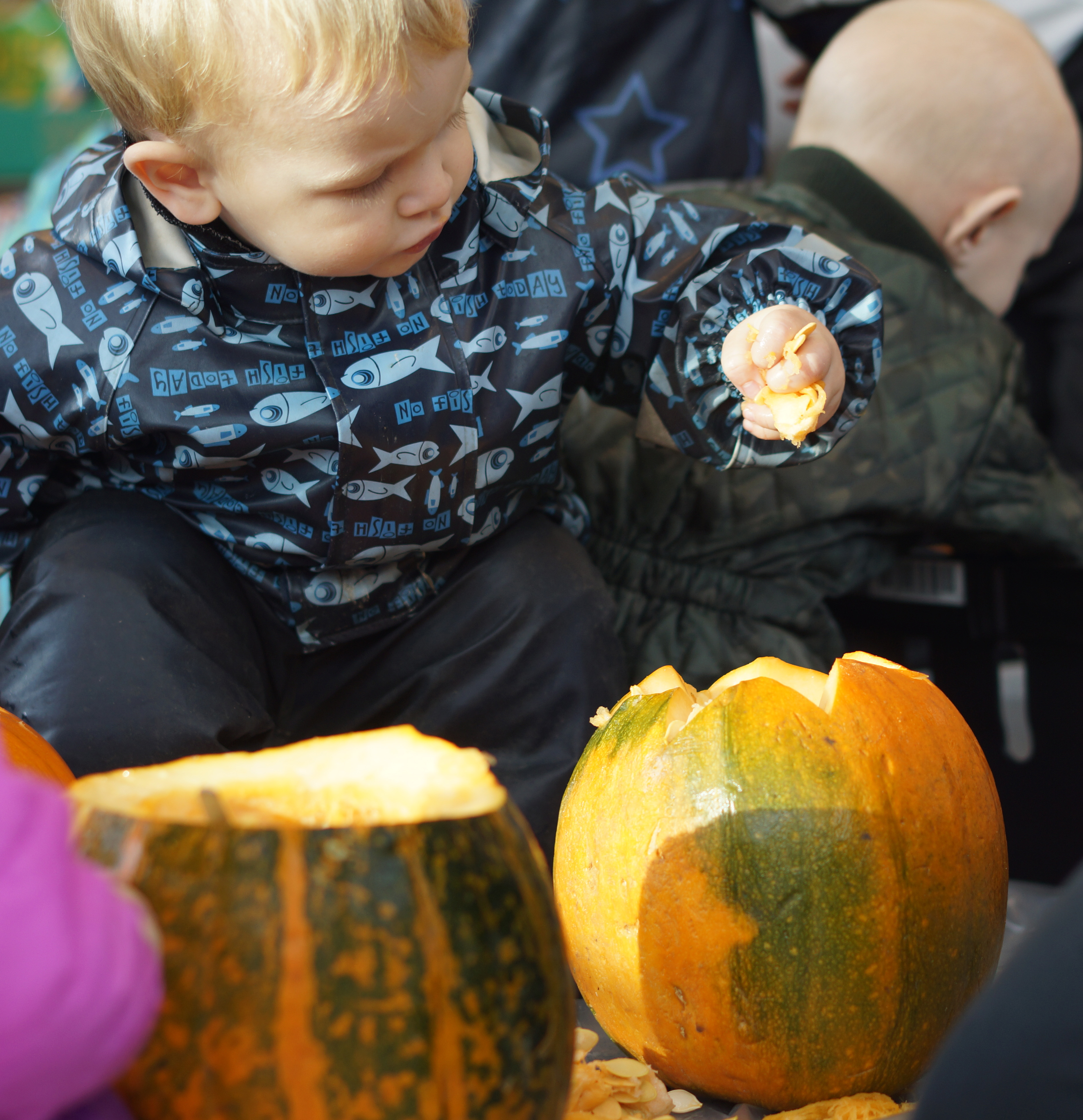 Dagplejebørn pynter til halloween i brugsen