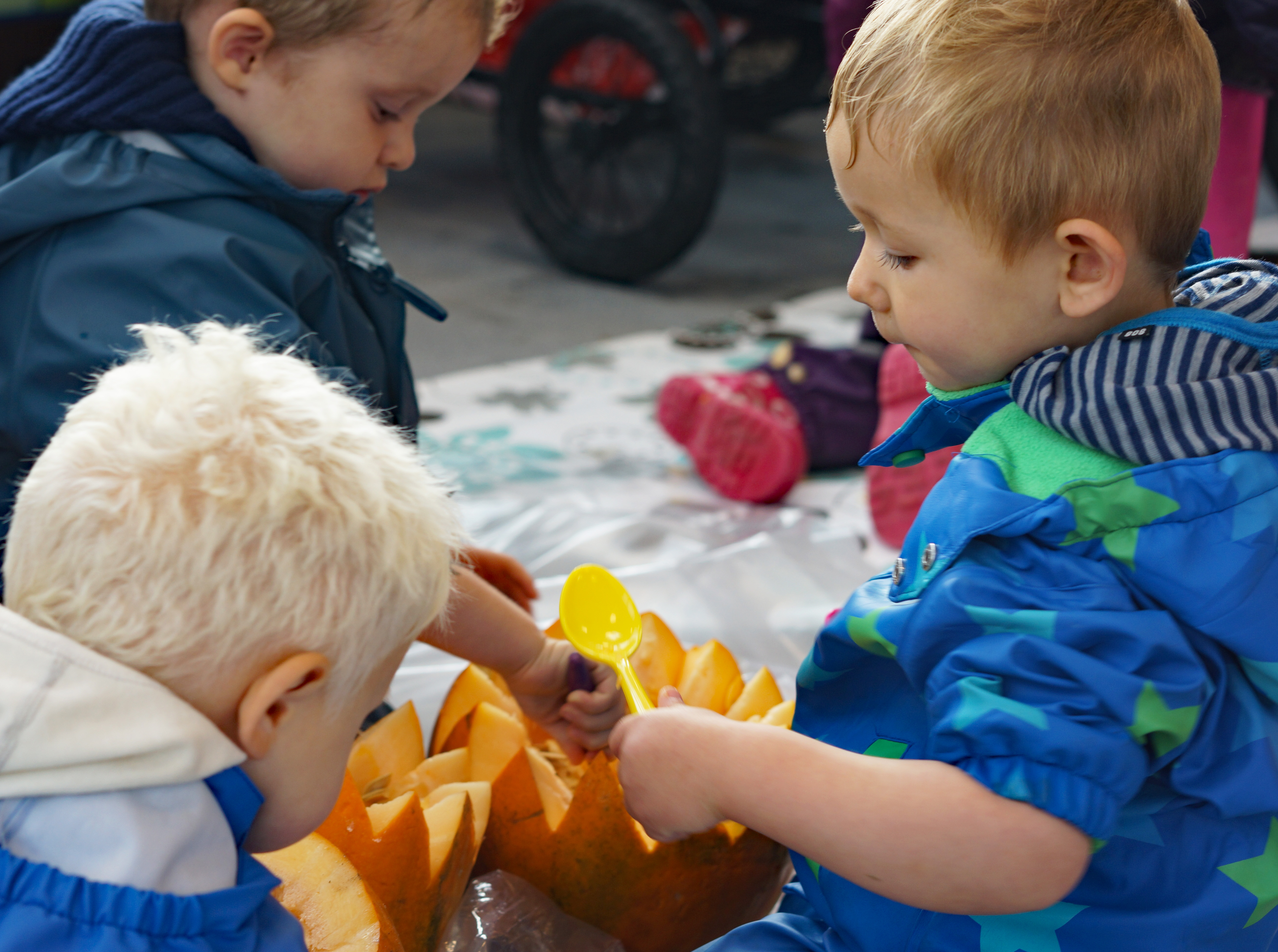 Dagplejebørn pynter til halloween i brugsen