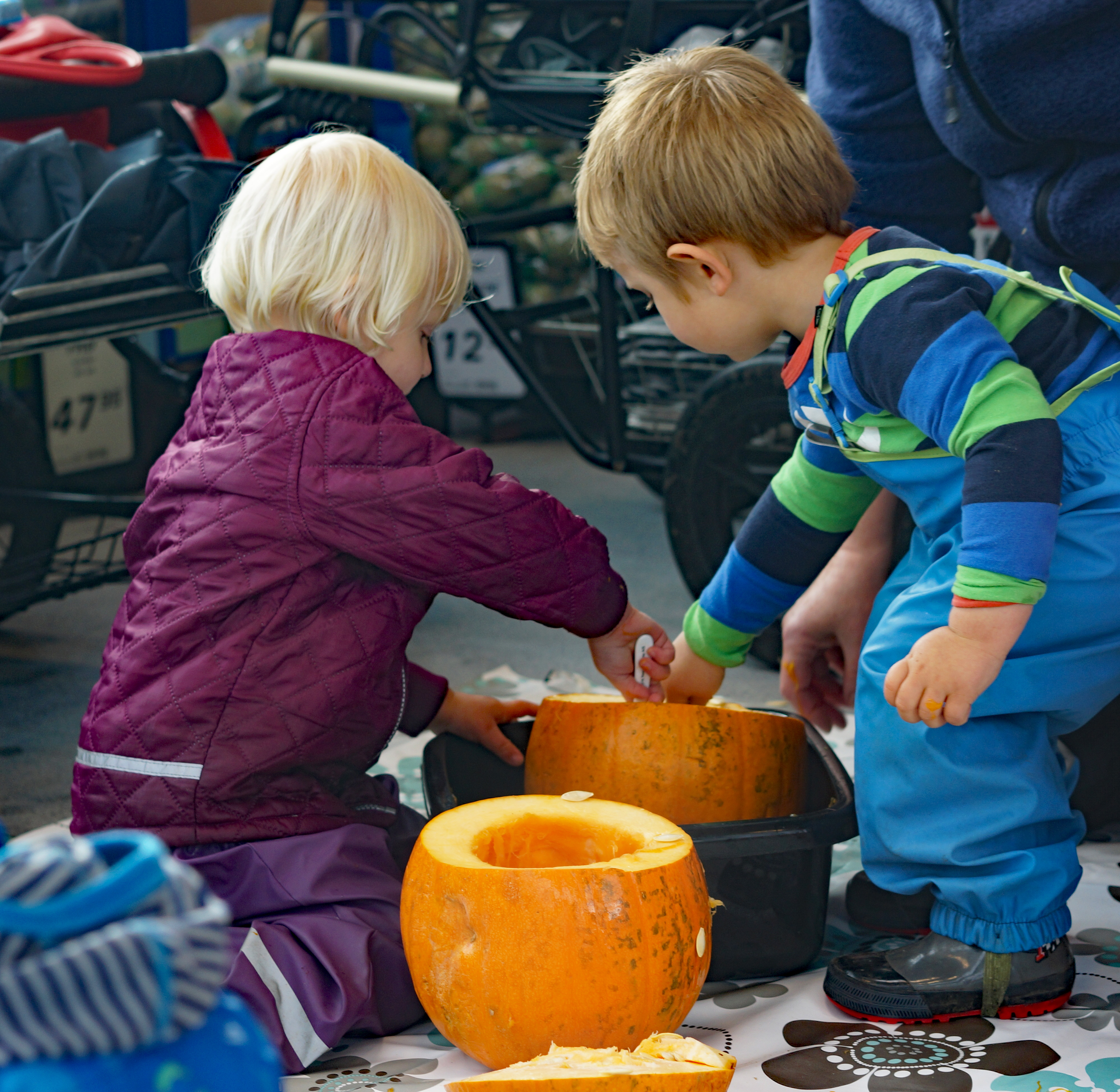 Dagplejebørn pynter til halloween i brugsen