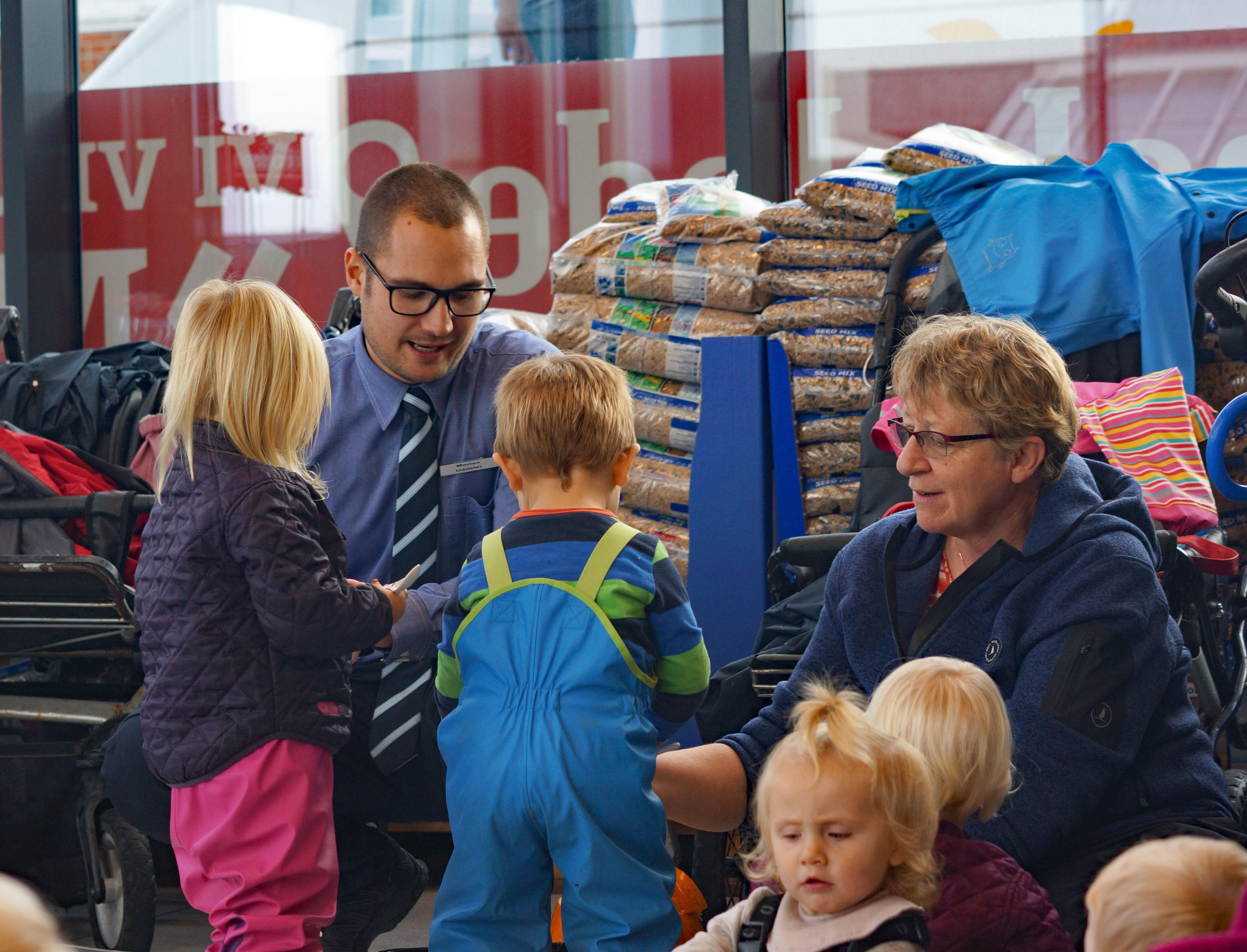 Dagplejebørn pynter til halloween i brugsen