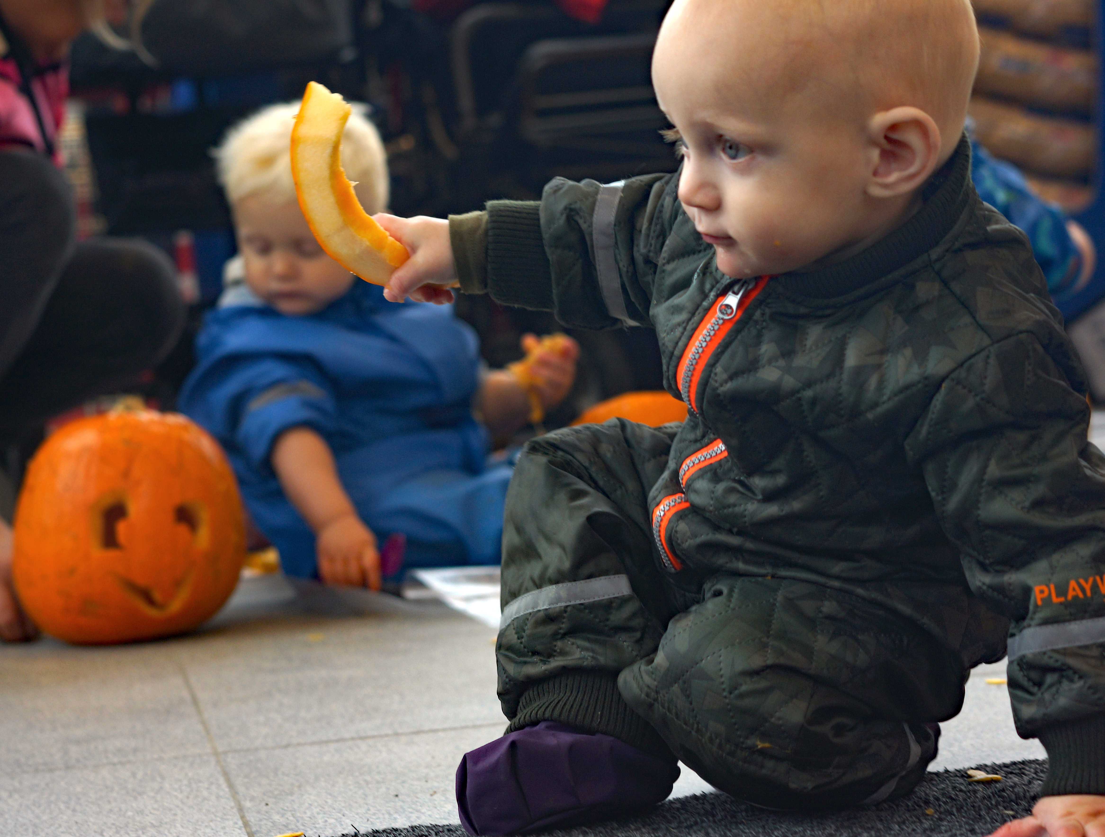 Dagplejebørn pynter til halloween i brugsen