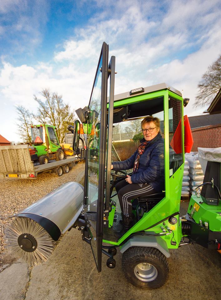 Ny Traktor til snerydning og græslåening i Fåborg og omegn!