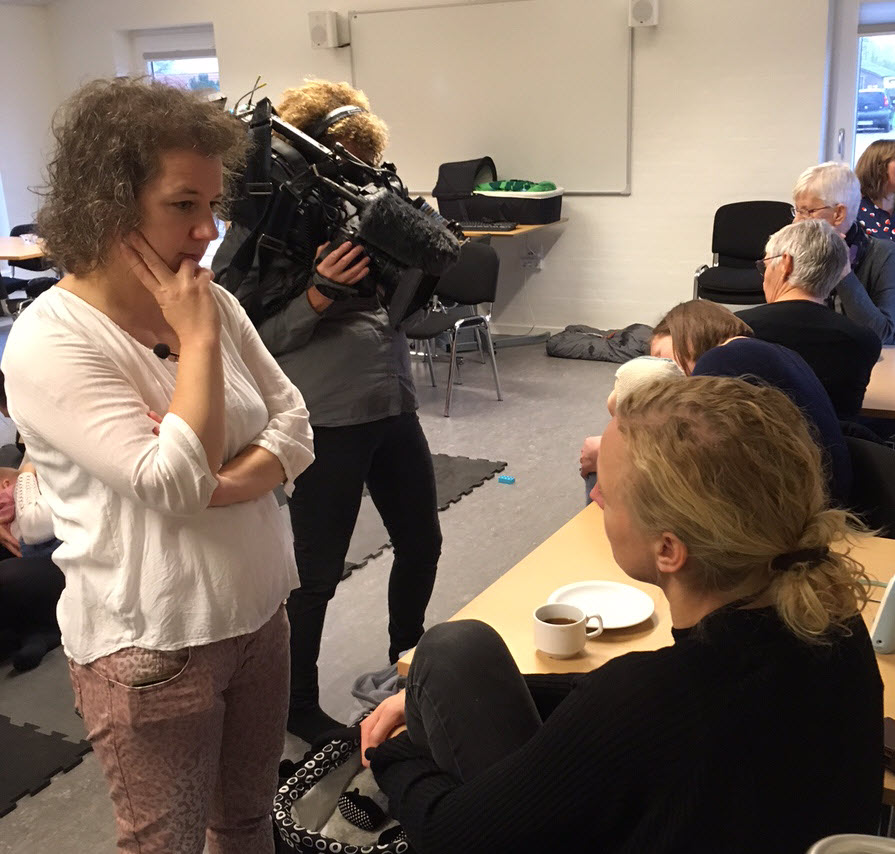 P4 Syd og DR TV på besøg i Baby Caféen i Næsbjerg-Øse Sogn