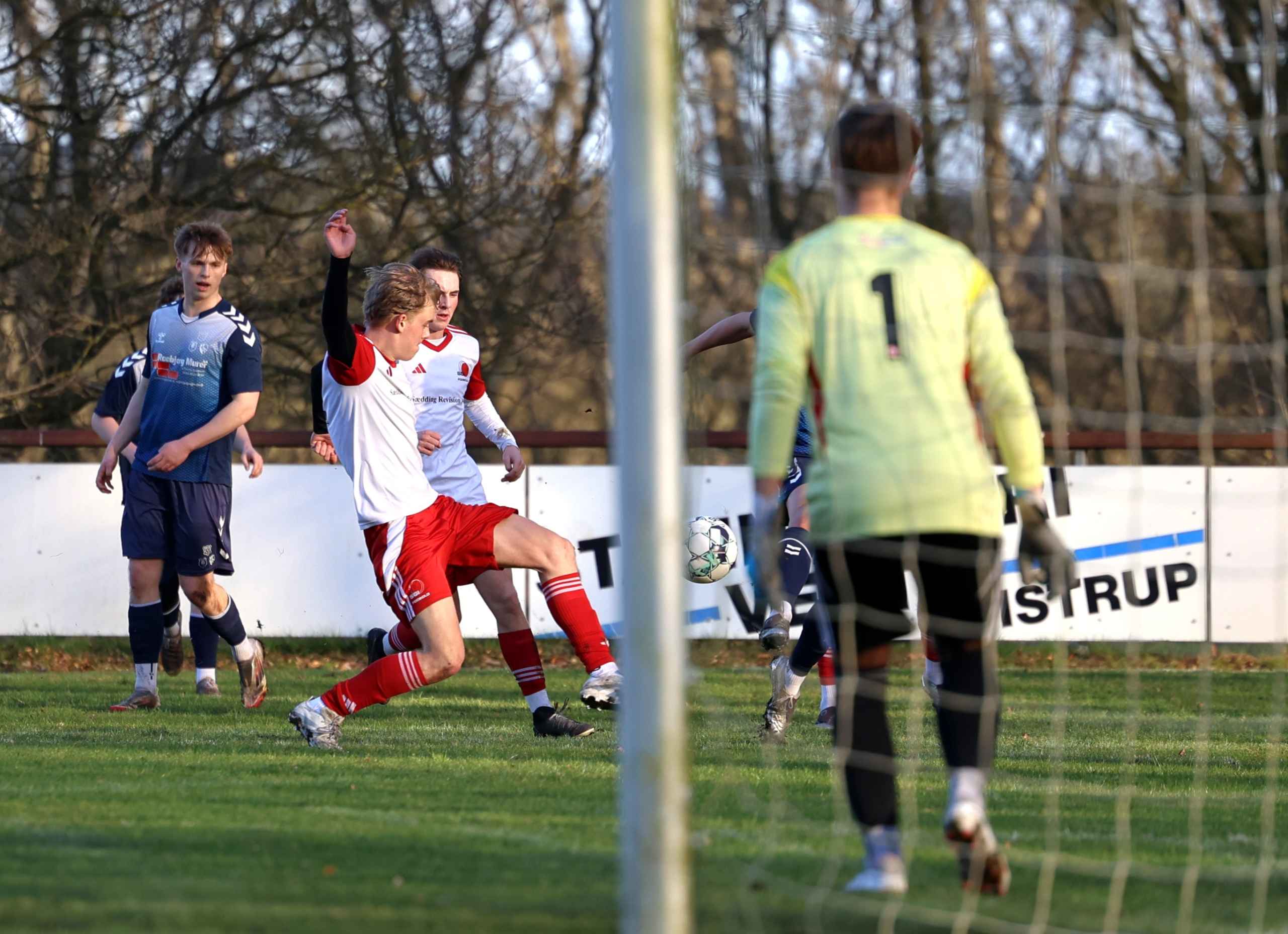 HTS U19 vinder 5-1 over SGI. Se de mange billeder.
