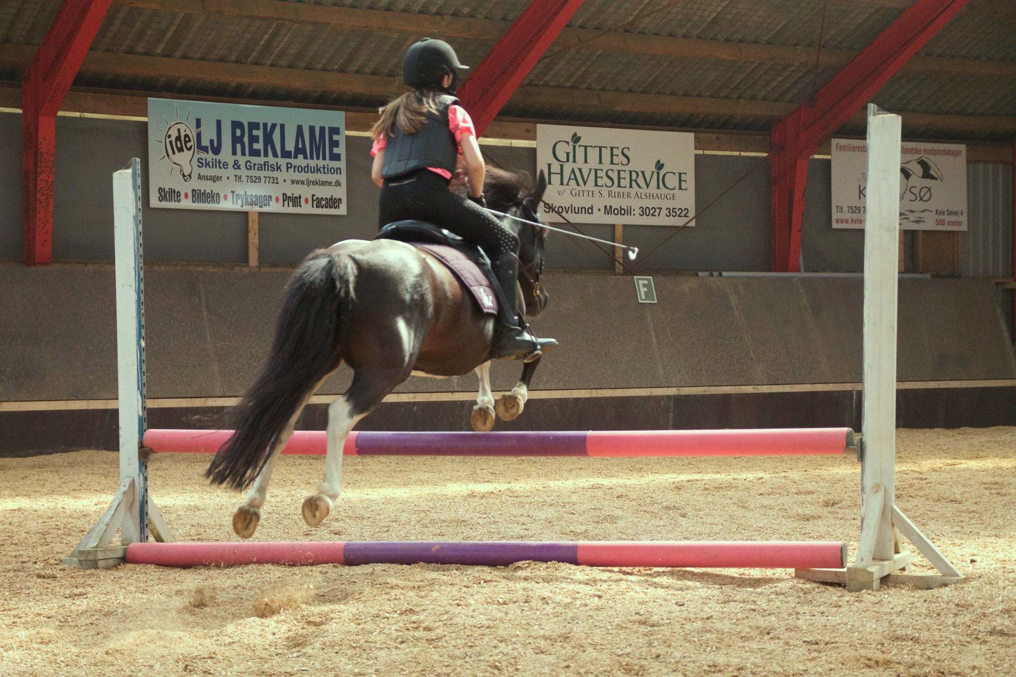 Solen skinner over RIKA’s ridelejr