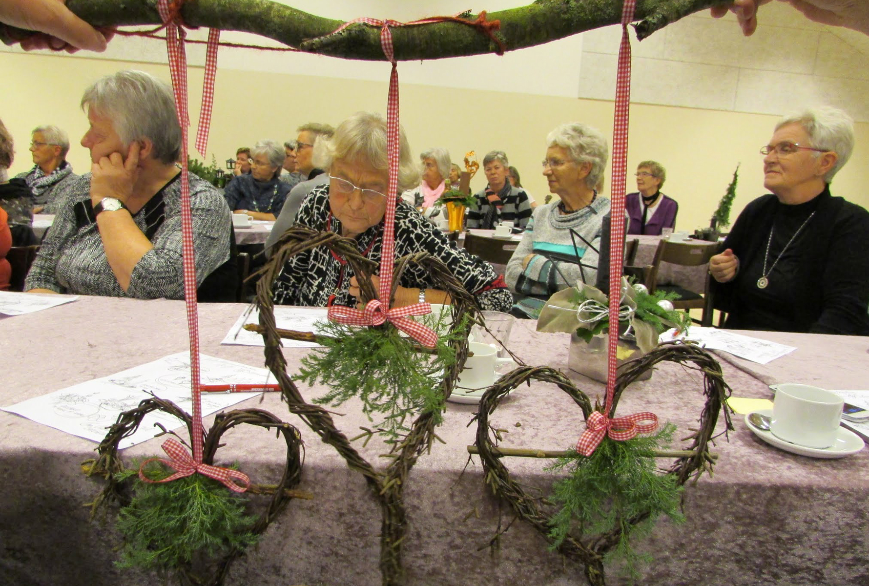 Tina viste juledekorationer