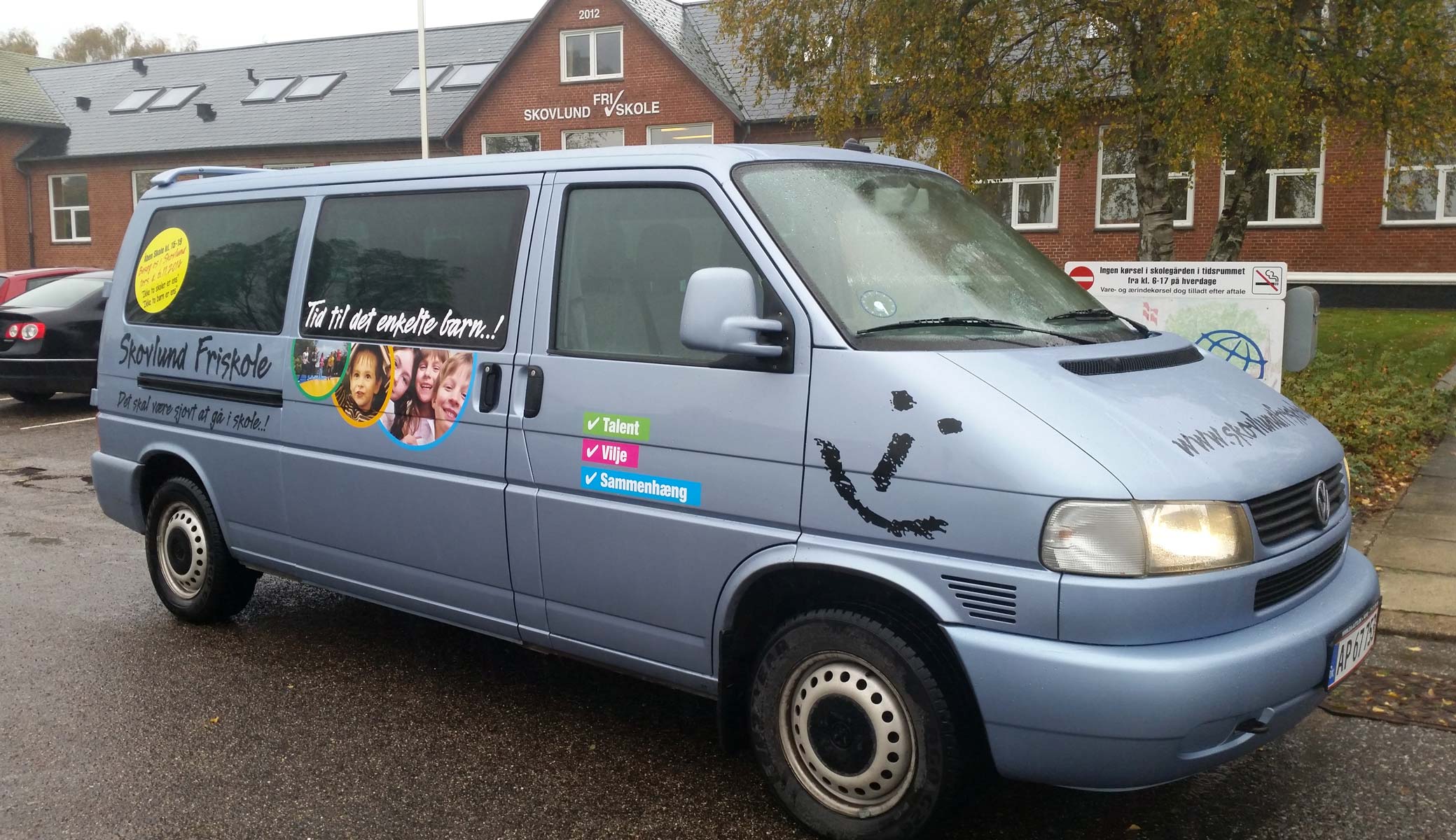 Skovlund Friskoles bus, nu med reklamer