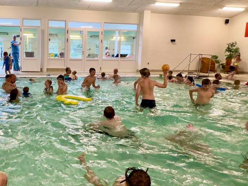 Gratis svømning for skolebørn fredag