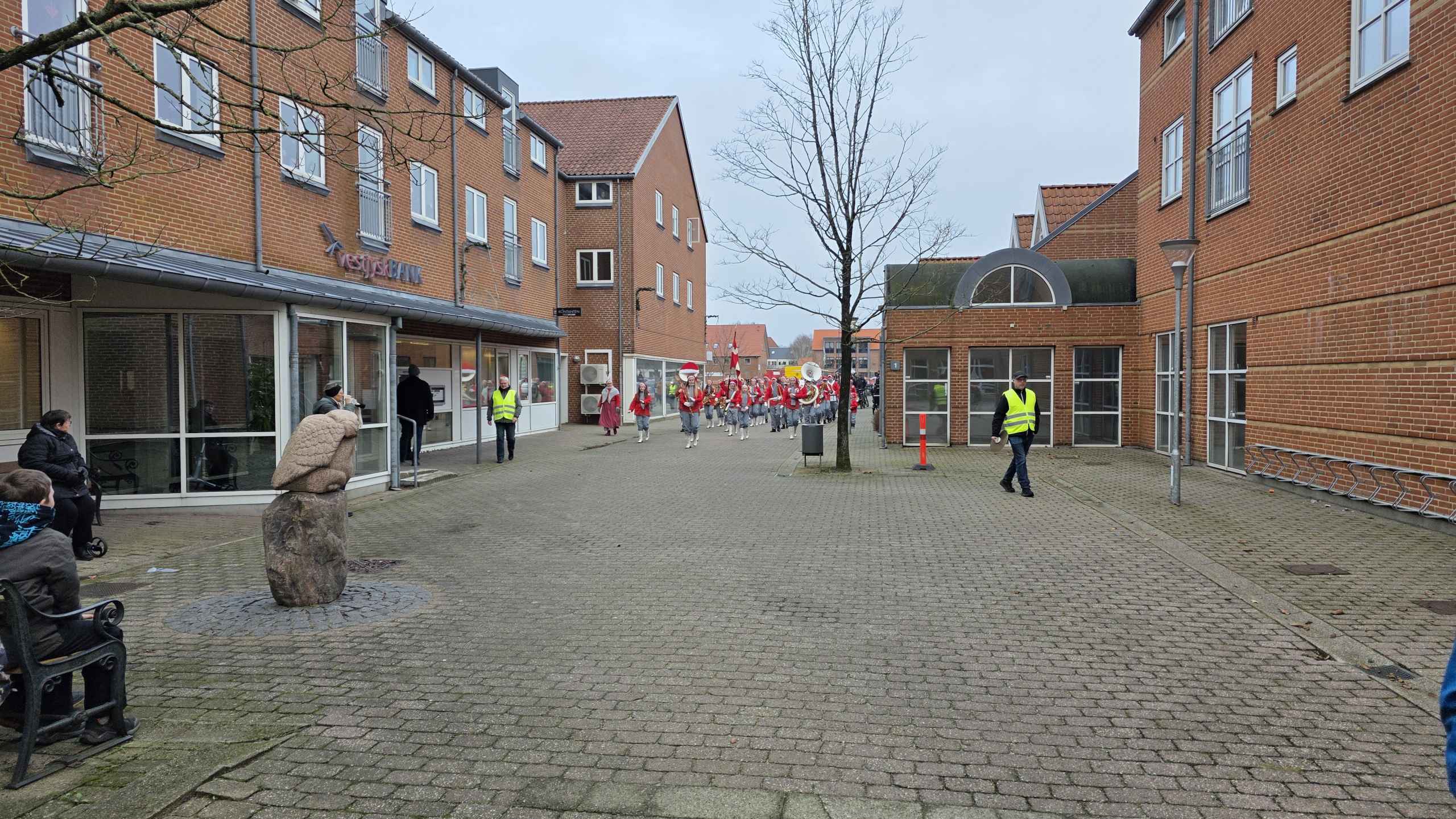 Stor opbakning til juleoptog og Gaveregn i Ølgod, se de mange billeder