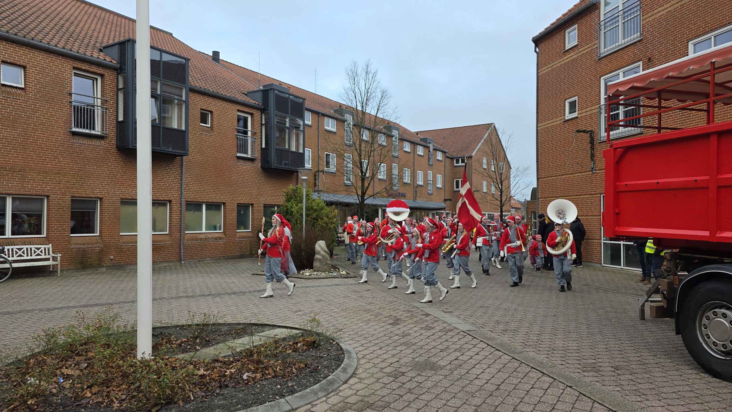 Stor opbakning til juleoptog og Gaveregn i Ølgod, se de mange billeder